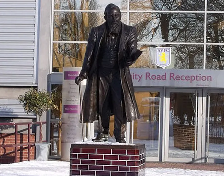 Tượng đài William McGregor sừng sừng bên khán đài Trinity Road, biểu tượng lịch sử Aston Villa