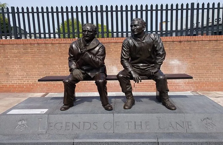 Tượng Jimmy Sirrel và Jack Wheeler trước sân Meadow Lane, tôn vinh những huyền thoại Notts County