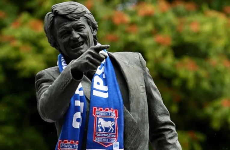 Tượng Sir Bobby Robson, huyền thoại vĩnh cửu của Ipswich Town, sừng sững bên ngoài sân Portman Road