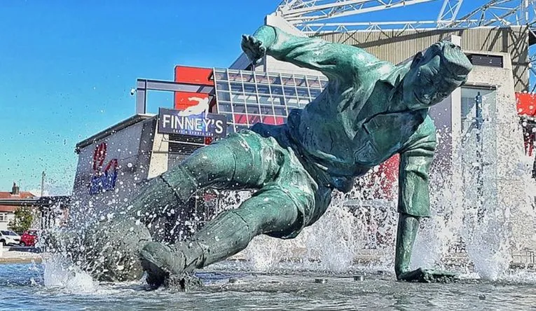 Tượng Sir Tom Finney 'The Splash': Biểu tượng bất diệt tại Deepdale, nơi ký ức về huyền thoại vẫn vẹn nguyên