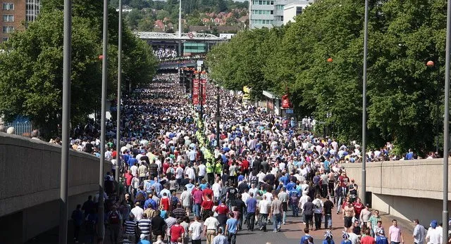 Wembley Way dẫn lối đến sân vận động, con đường của những giấc mơ bóng đá