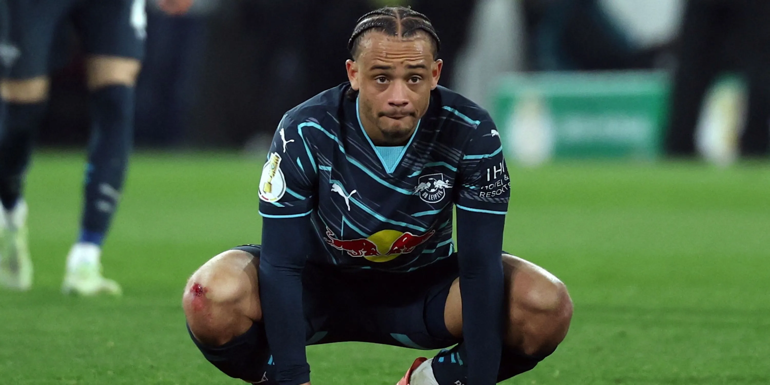 Xavi Simons khoảnh khắc suy tư sau trận đấu, hình ảnh của một cầu thủ đang đứng trước ngã rẽ chuyển nhượng.