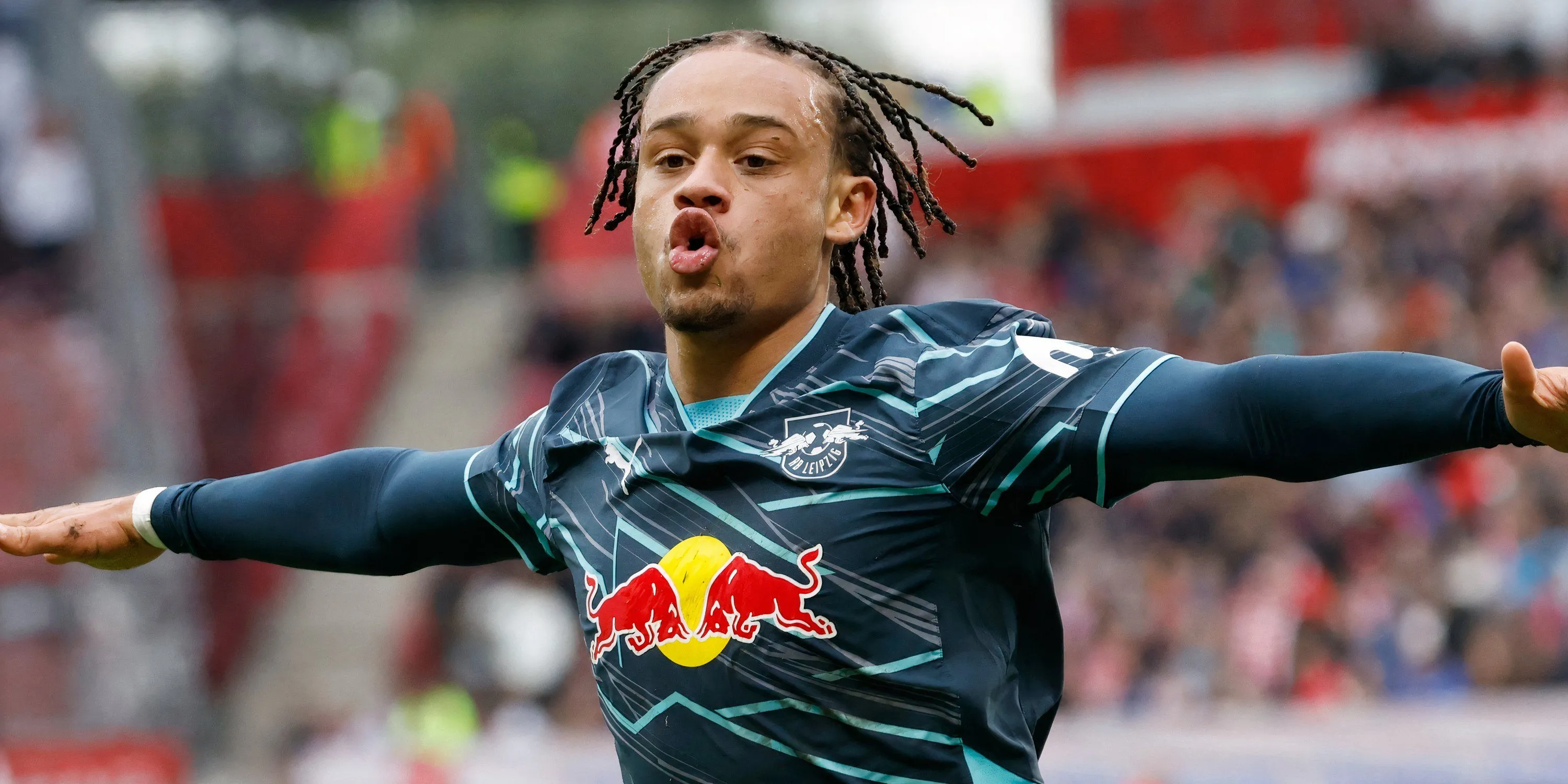 Xavi Simons trong màu áo RB Leipzig, tài năng trẻ &quot;phi thường&quot; đang được Manchester United theo dõi sát sao.