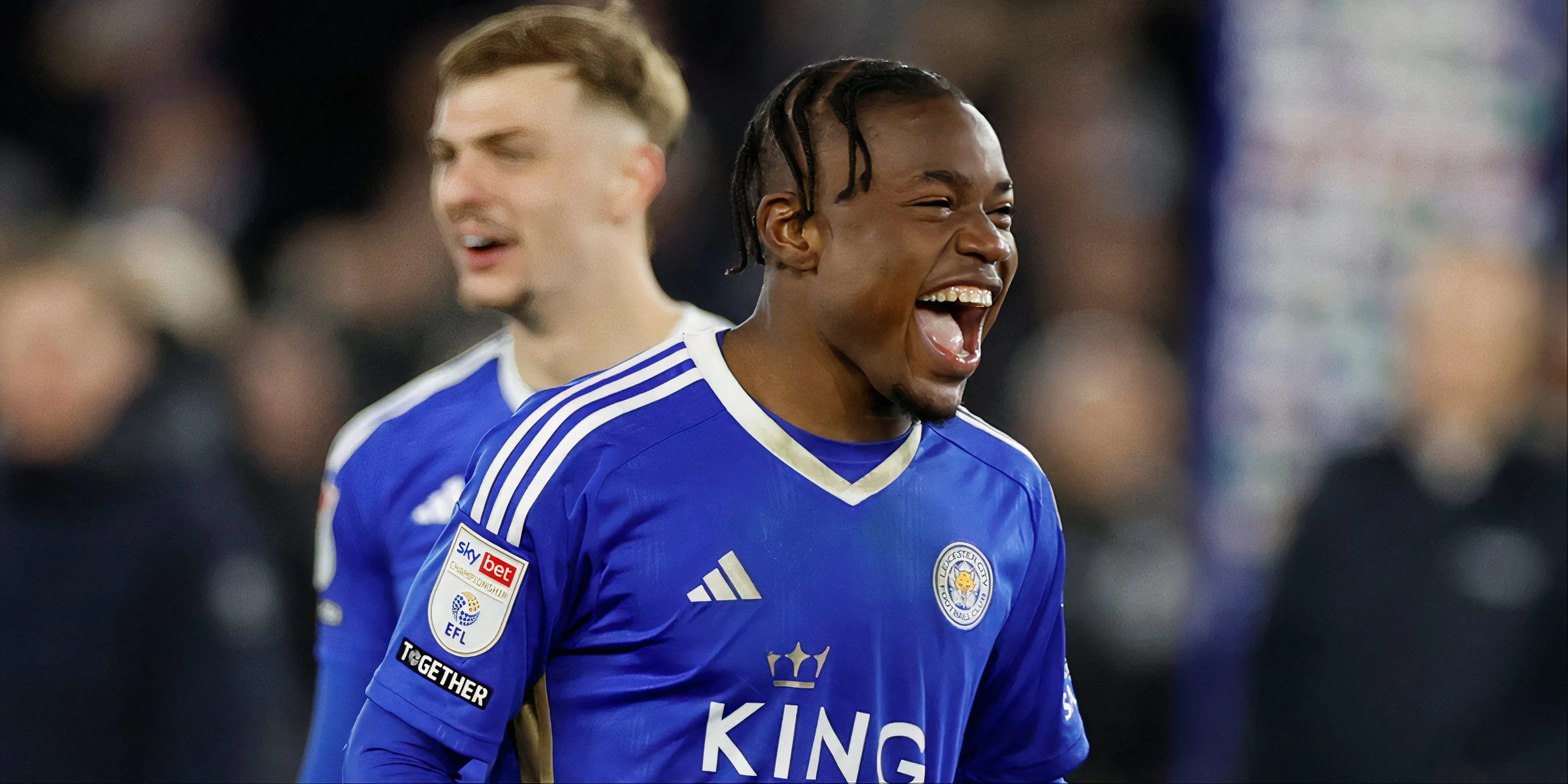 Abdul Fatawu trong màu áo Leicester City đang chạy bóng trên sân, minh họa tốc độ và sự năng động