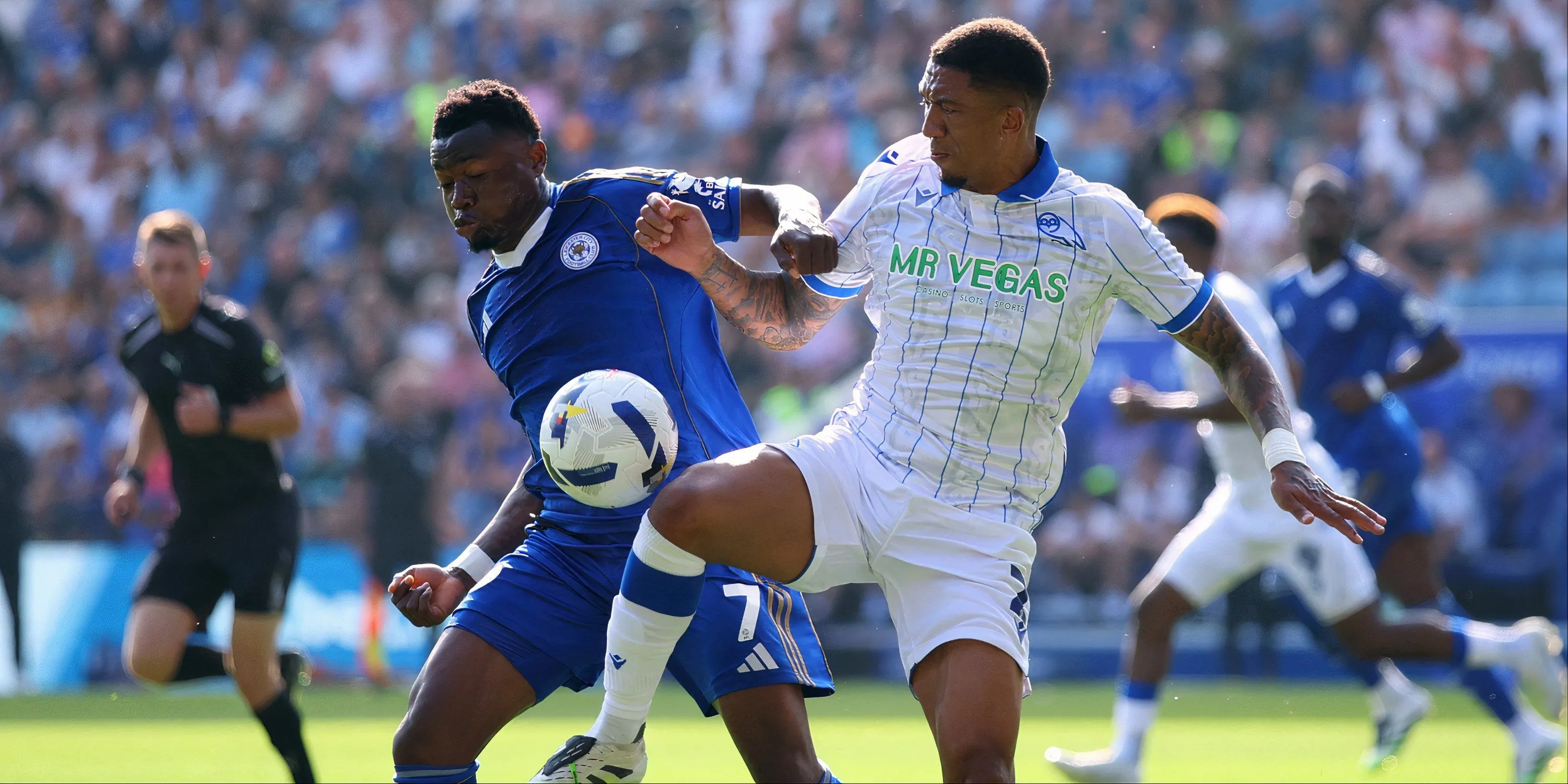 Abdul Fatawu trong màu áo Leicester City thể hiện kỹ năng rê dắt bóng tốc độ