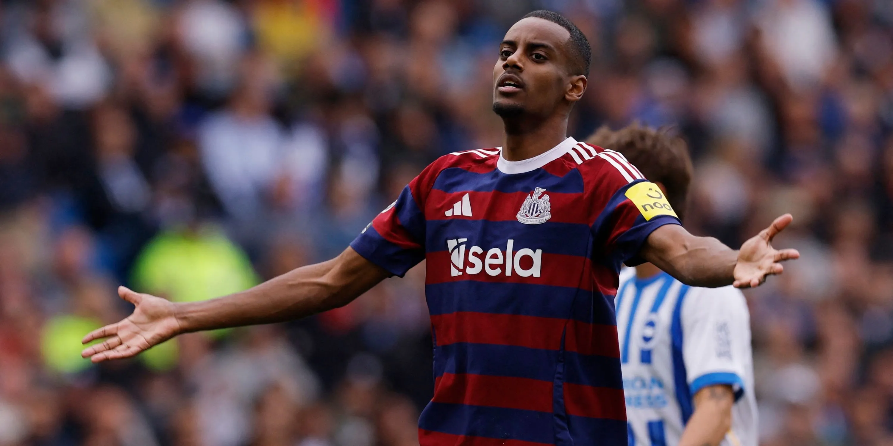 Alexander Isak ăn mừng bàn thắng, tương lai bất định tại Newcastle
