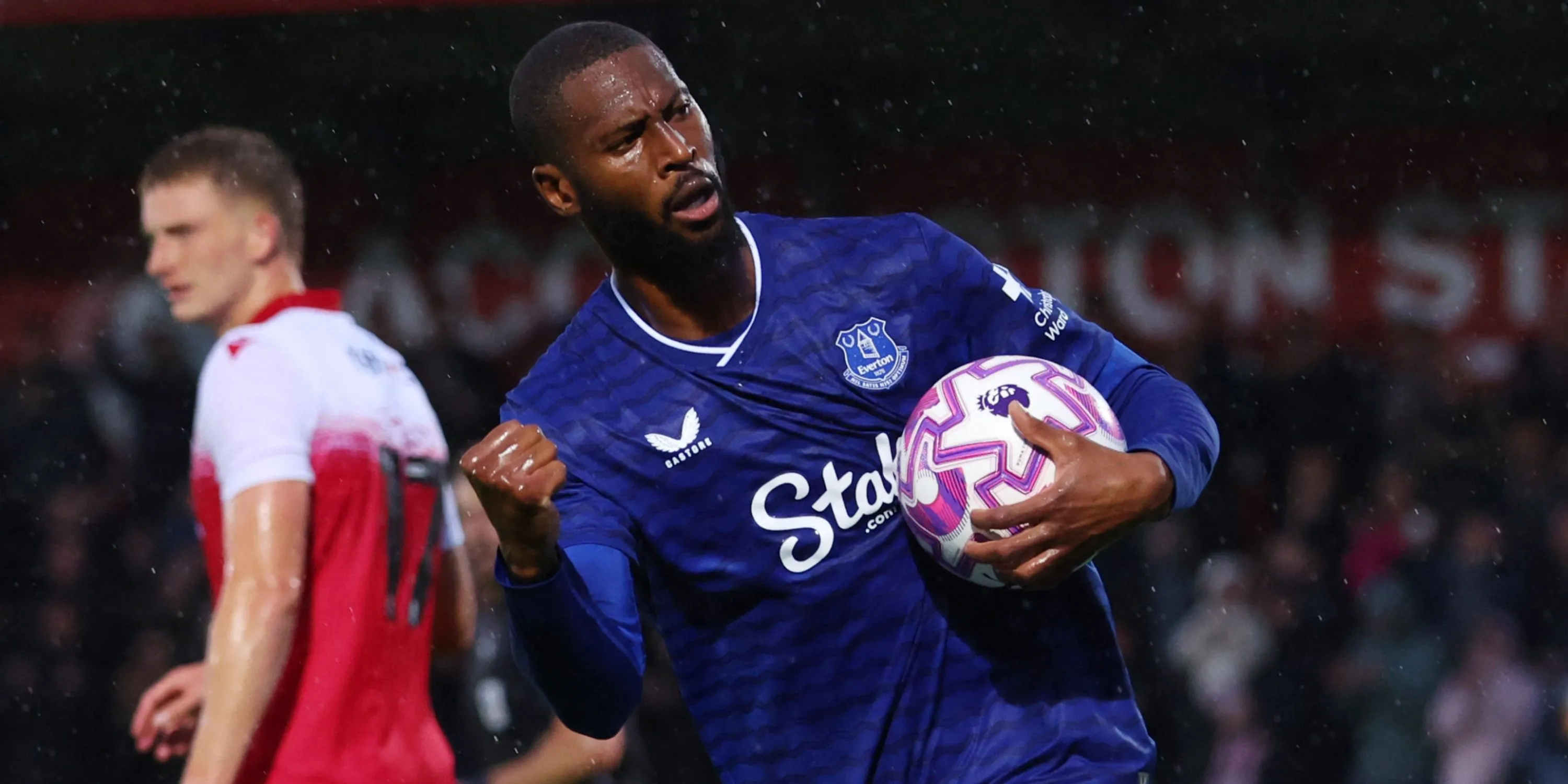 Beto ăn mừng bàn thắng cho Everton, khoảnh khắc ngắn ngủi của niềm vui trong một hành trình khó khăn.