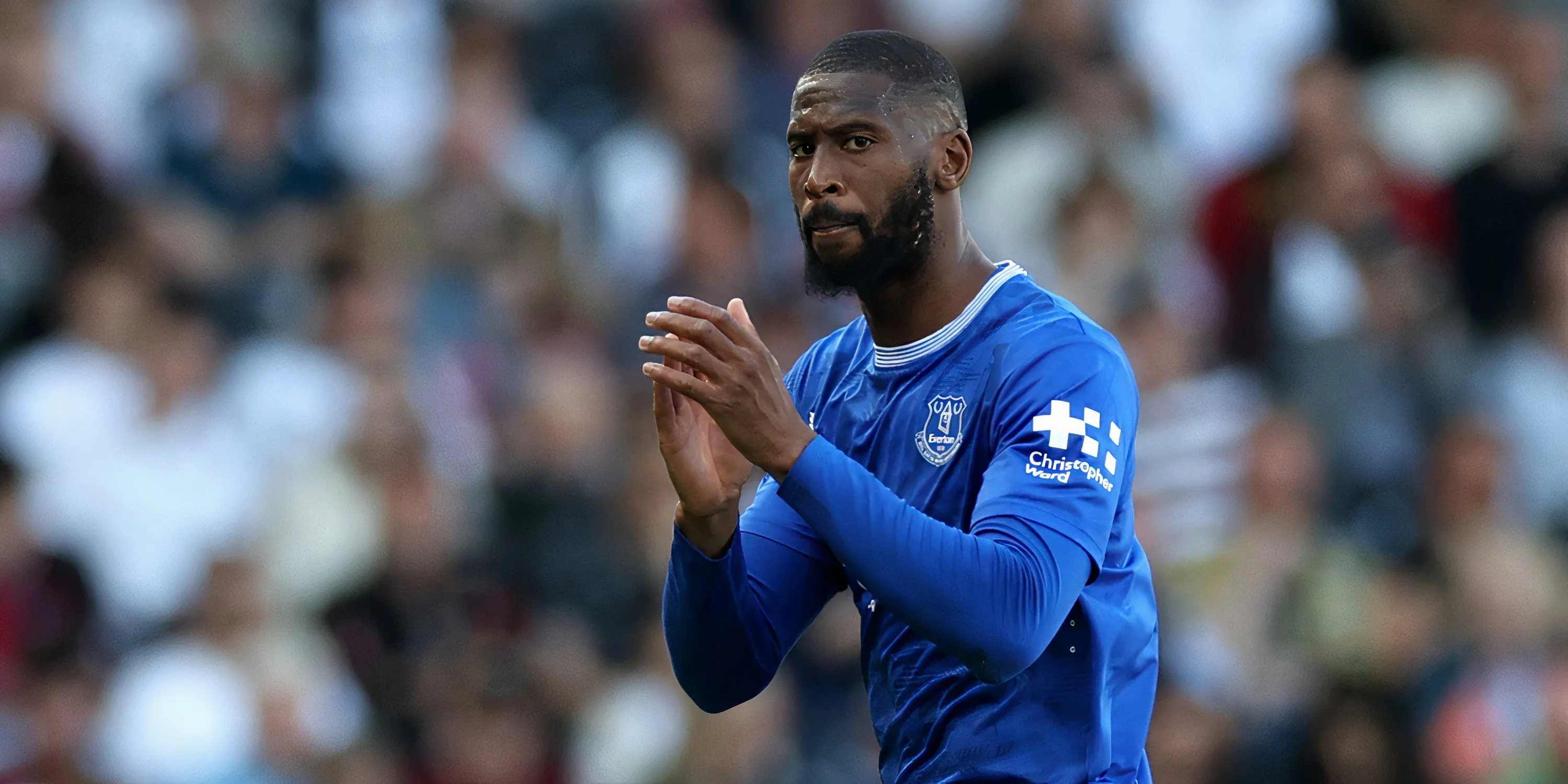 Beto, tiền đạo Everton, biểu cảm suy tư trong màu áo The Toffees.