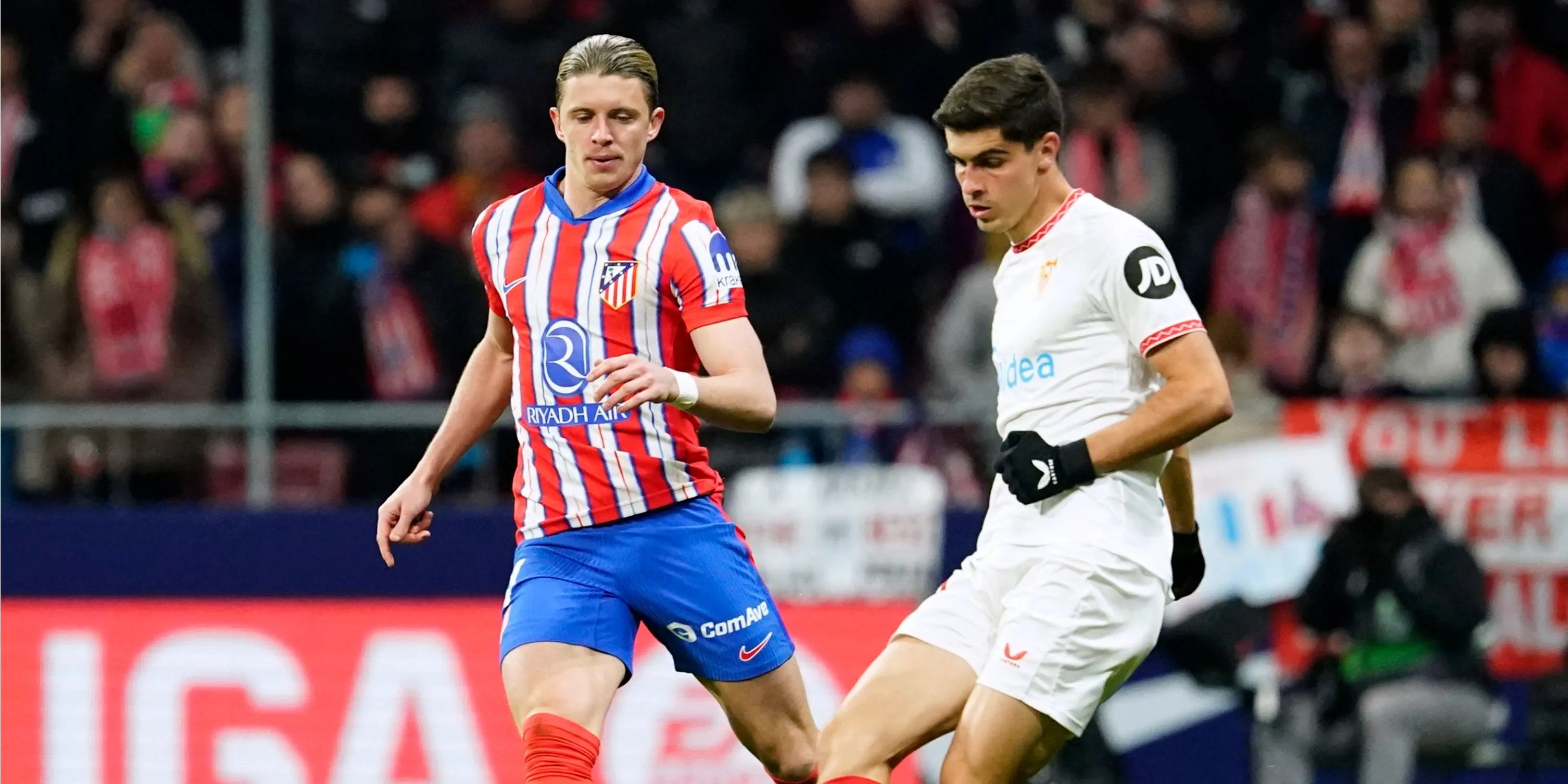 Cầu thủ Juanlu Sanchez của Sevilla trong trận đấu đối đầu với Conor Gallagher của Atletico Madrid
