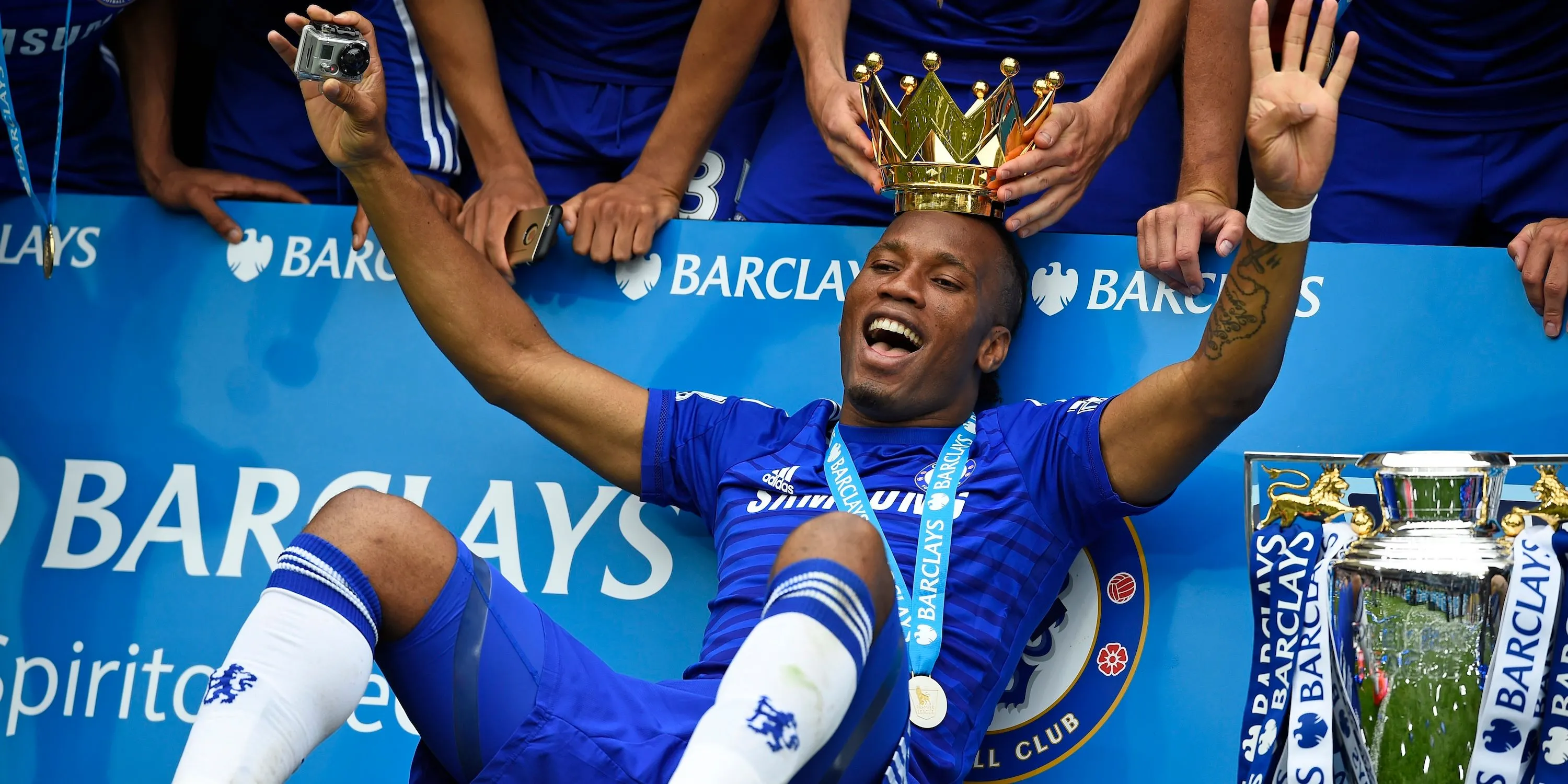 Didier Drogba, biểu tượng vĩ đại của Chelsea, ăn mừng chức vô địch Premier League.