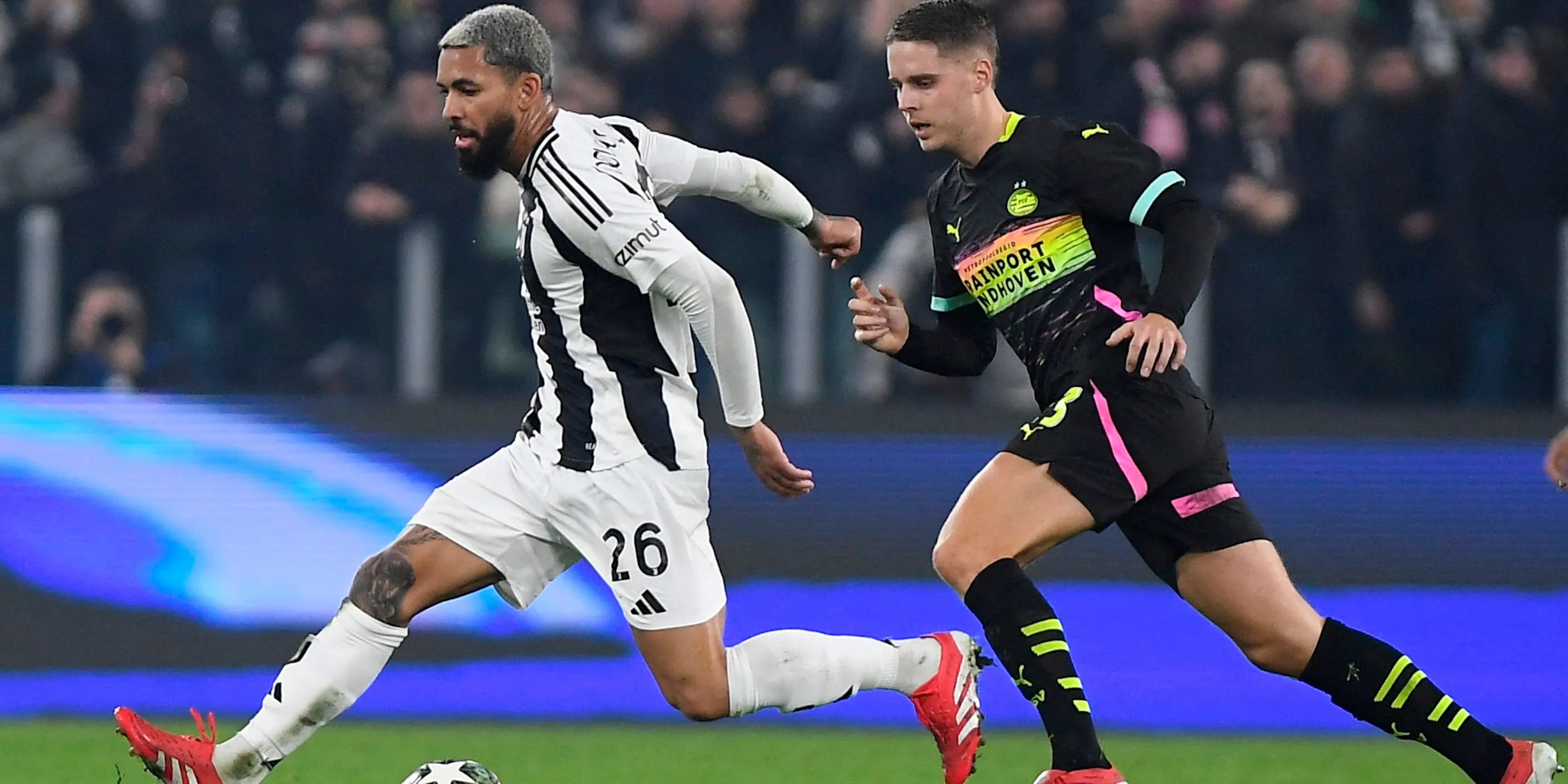 Douglas Luiz của Juventus tranh bóng với Joey Veerman của PSV