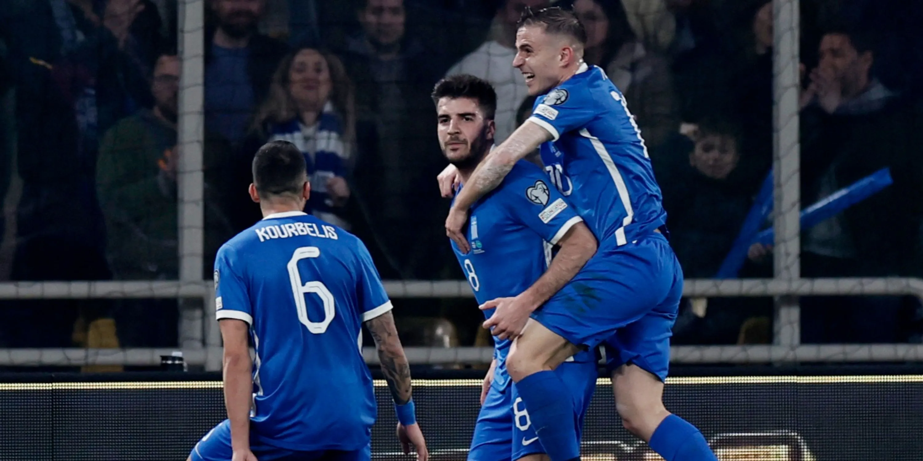 Fotis Ioannidis, tiền đạo Panathinaikos, thể hiện kỹ năng với trái bóng, biểu tượng cho sự tinh tế trên sân.