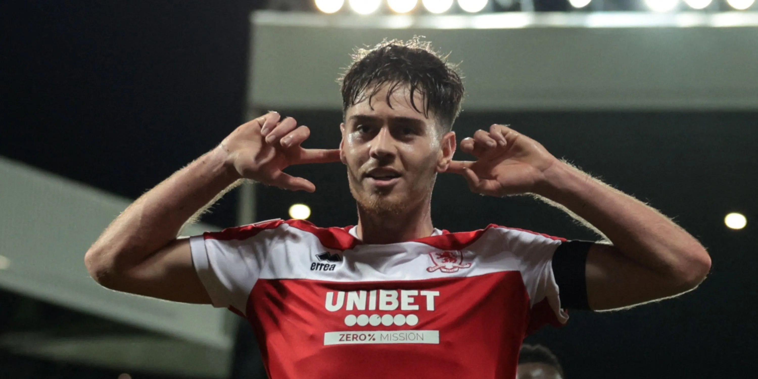 Hayden Hackney, tiền vệ tài năng của Middlesbrough, mục tiêu chuyển nhượng của Manchester United, trong một khoảnh khắc trên sân cỏ.