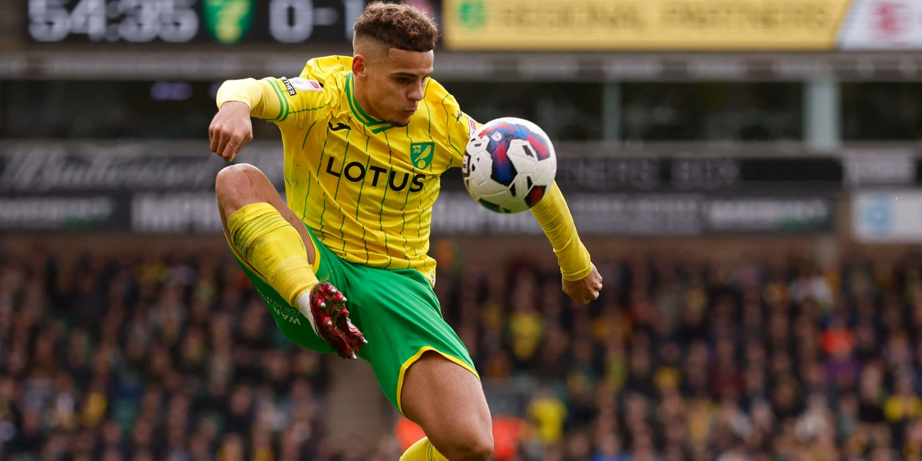 Max Aarons trong màu áo cũ Norwich City, biểu tượng cho hành trình tìm kiếm vị trí của hậu vệ người Anh.