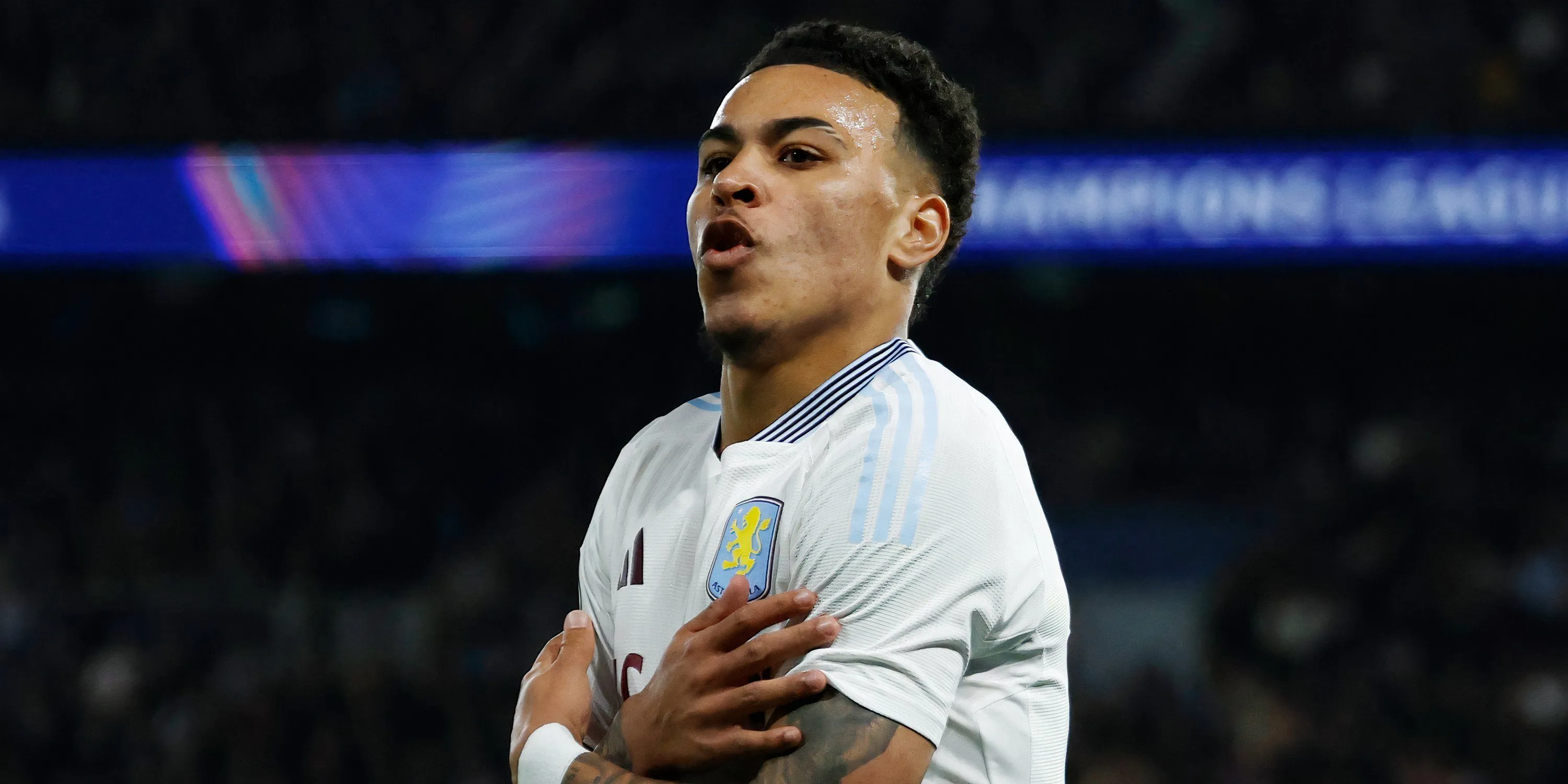 Morgan Rogers, ngôi sao trẻ của Aston Villa, trong màu áo câu lạc bộ, biểu tượng cho tiềm năng mới tại Ngoại hạng Anh