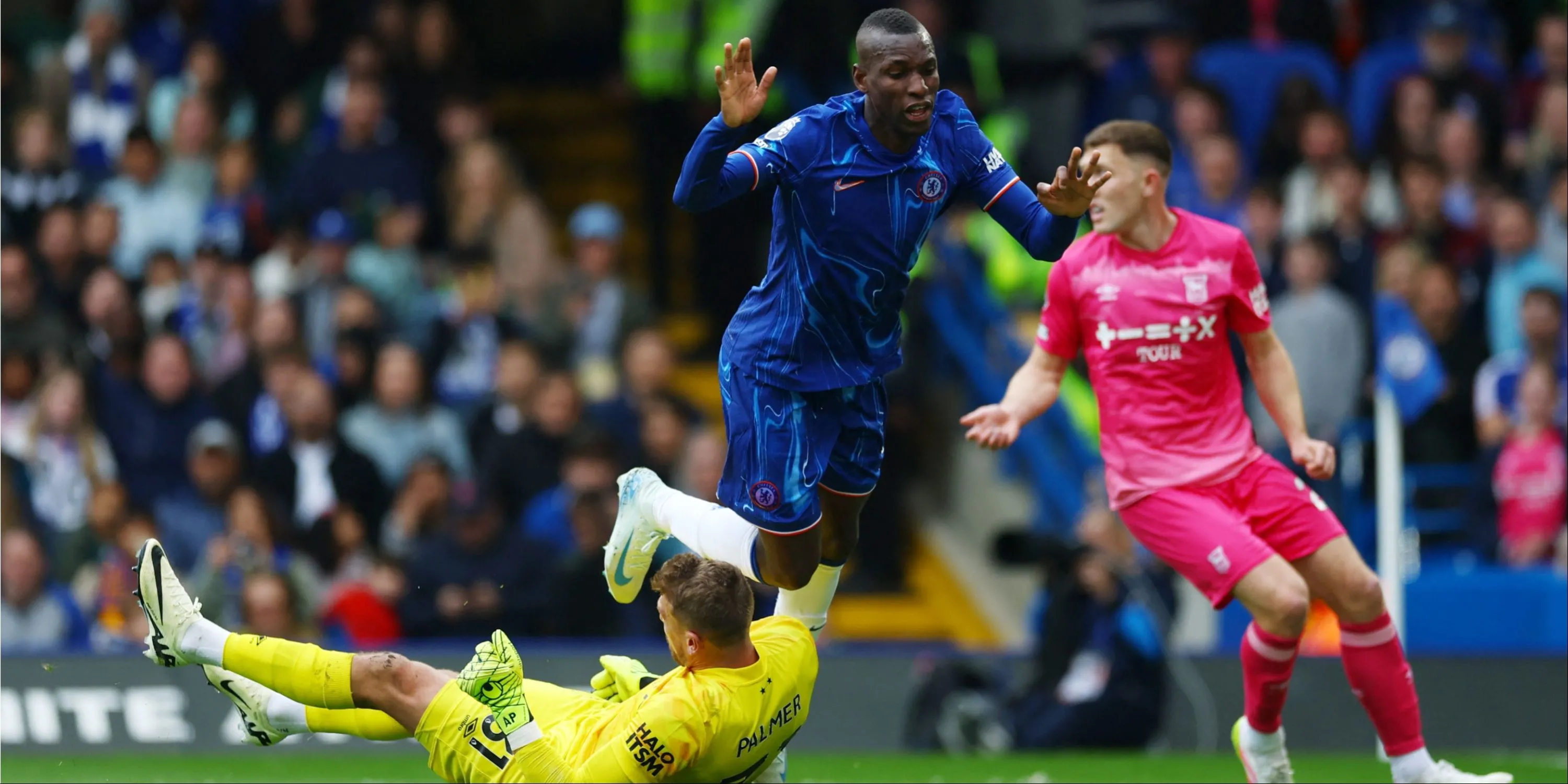 Nicolas Jackson trong màu áo Chelsea, ánh nhìn lạc lõng giữa những tin đồn chuyển nhượng