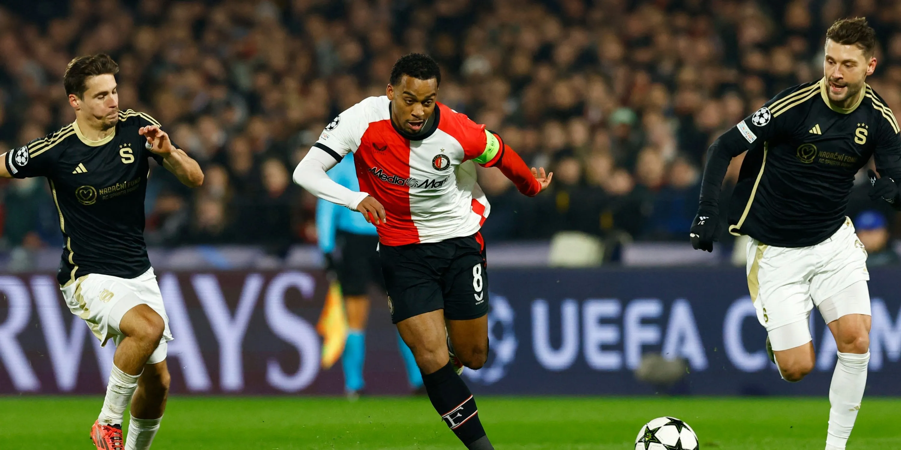 Quinten Timber thi đấu trong màu áo Feyenoord, liệu có phải là lời giải cho Man Utd?