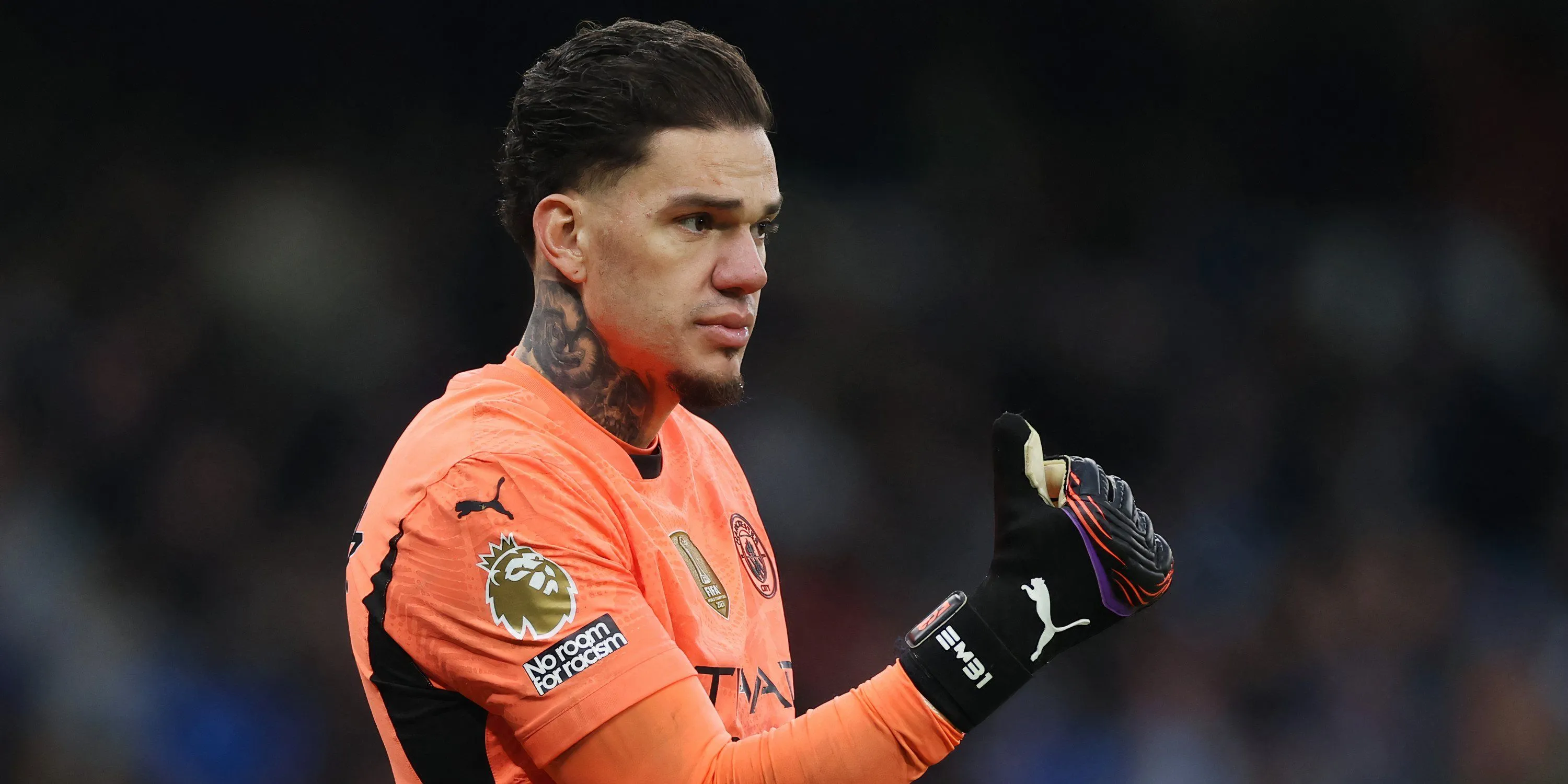 Thủ thành Ederson, biểu tượng của Manchester City, với ánh mắt ngẫm nghĩ về một tương lai xa xăm, có thể không còn ở Etihad.