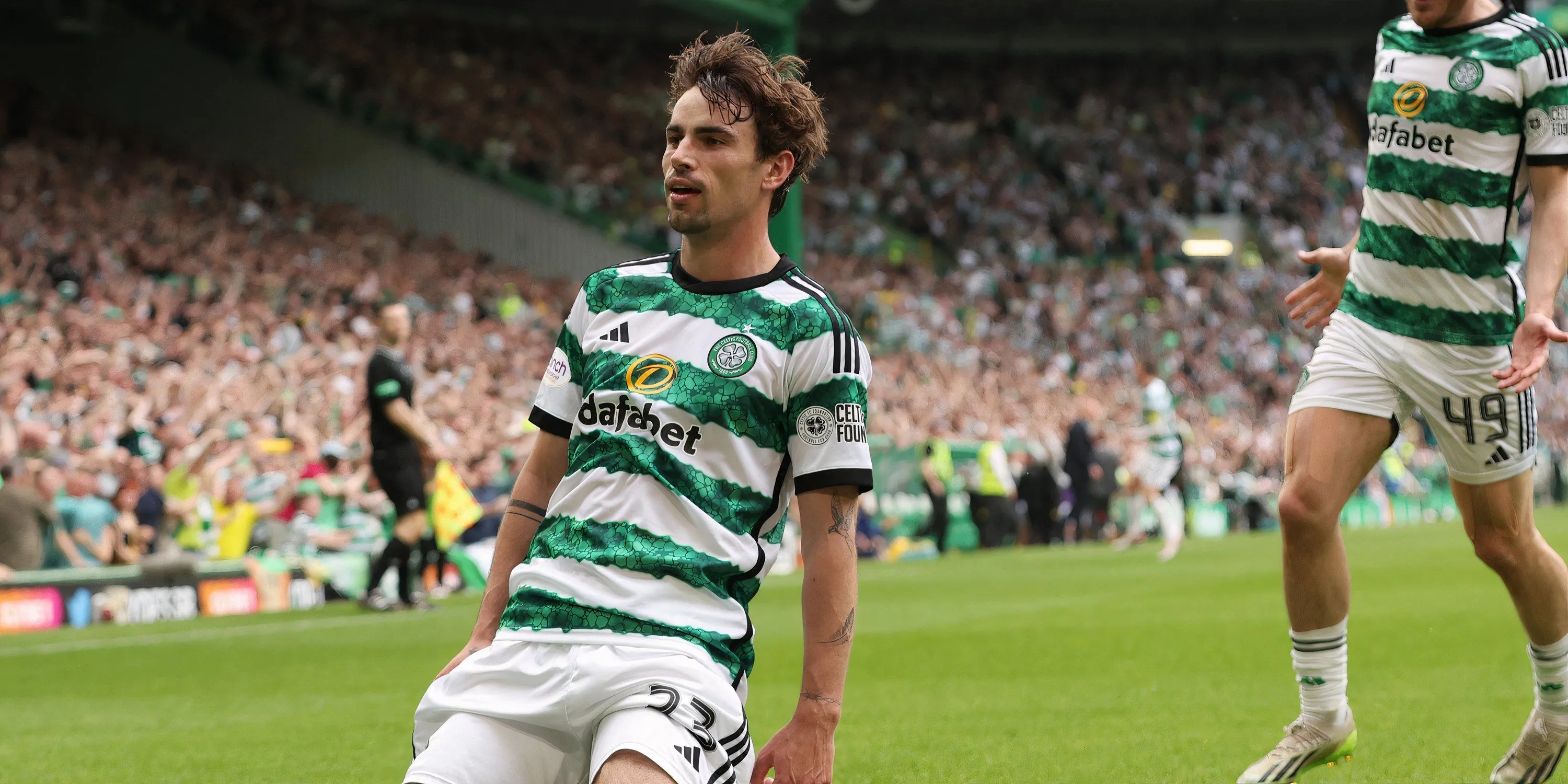 Tiền vệ Matt O'Riley trong màu áo Celtic, hình ảnh của một tài năng đang lên ở Premier League.