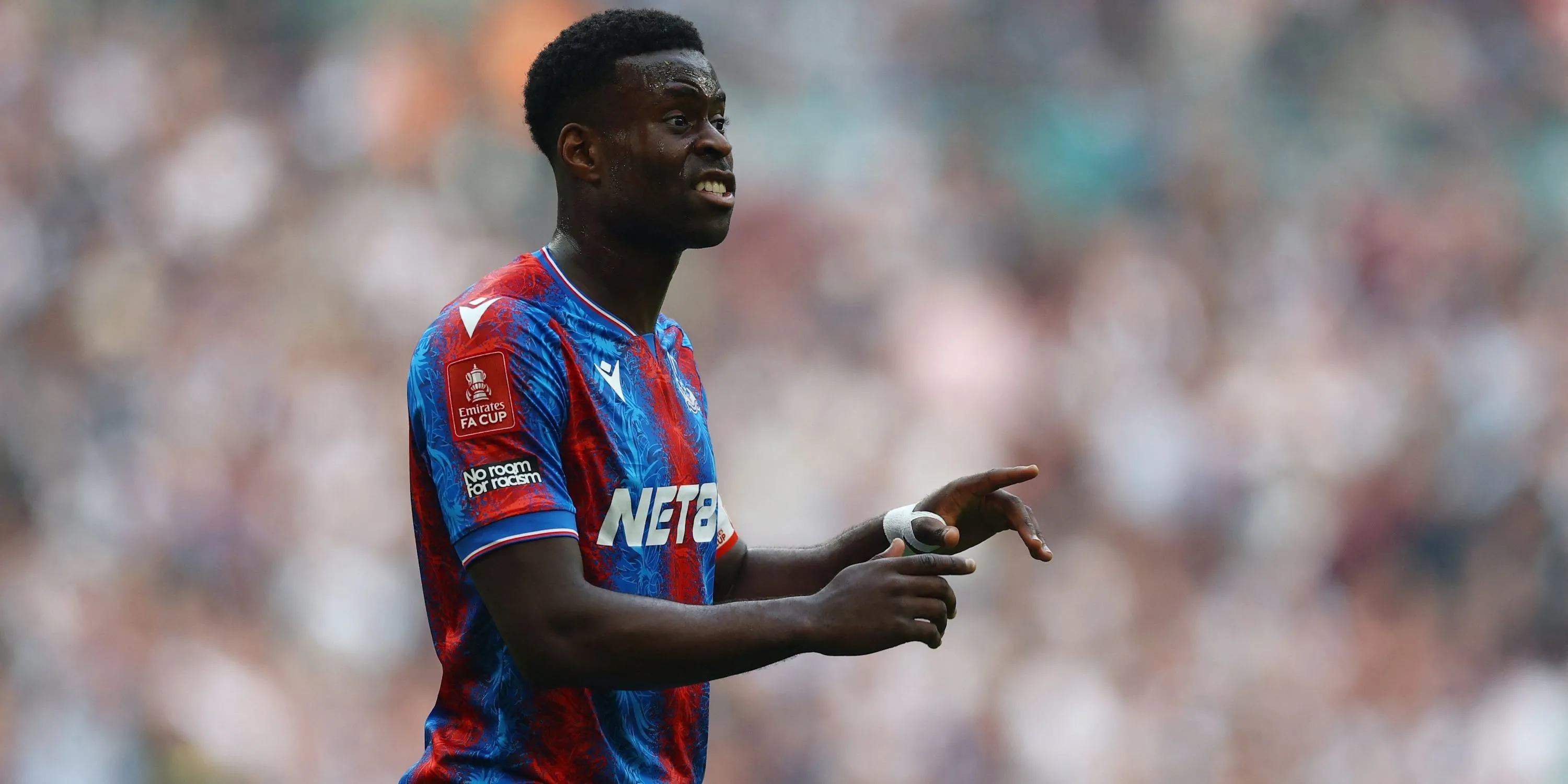 Trung vệ Marc Guehi của Crystal Palace phản ứng trong một trận đấu, mục tiêu của Tottenham để củng cố hàng thủ.