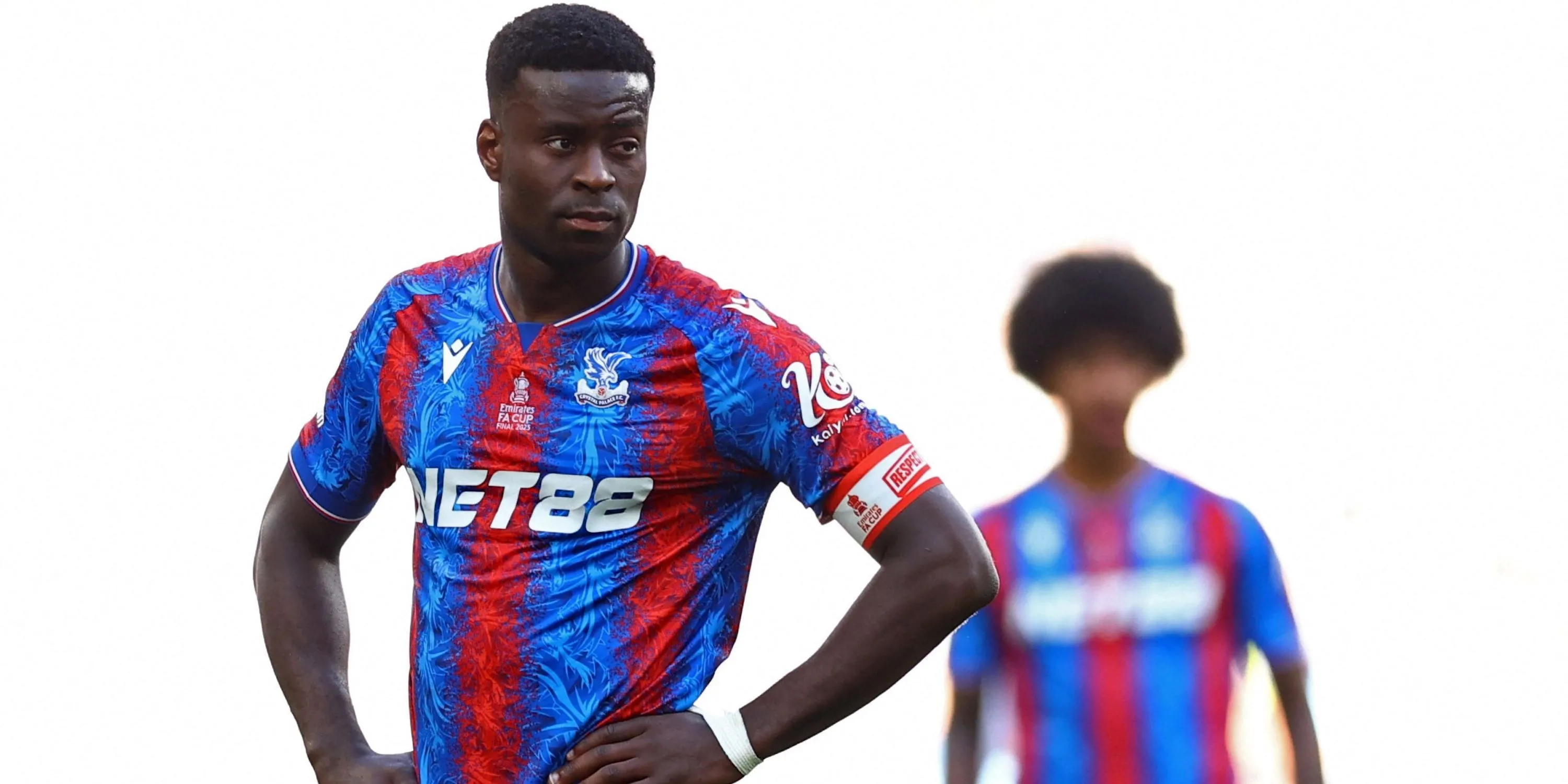 Trung vệ Marc Guehi của Crystal Palace thi đấu tập trung trong một trận đấu Premier League.