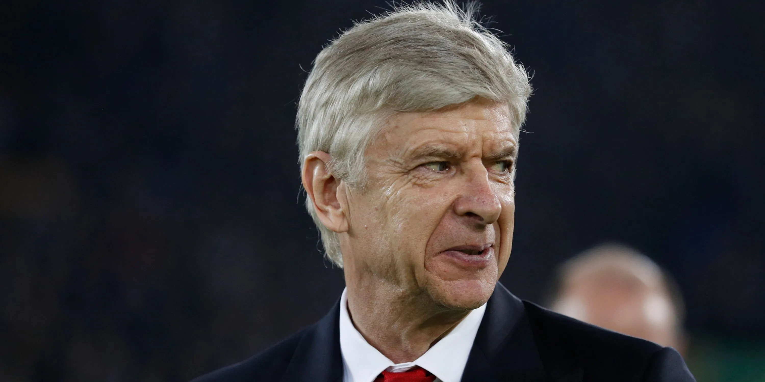Arsene Wenger trầm tư trên băng ghế huấn luyện Arsenal trong những năm cuối
