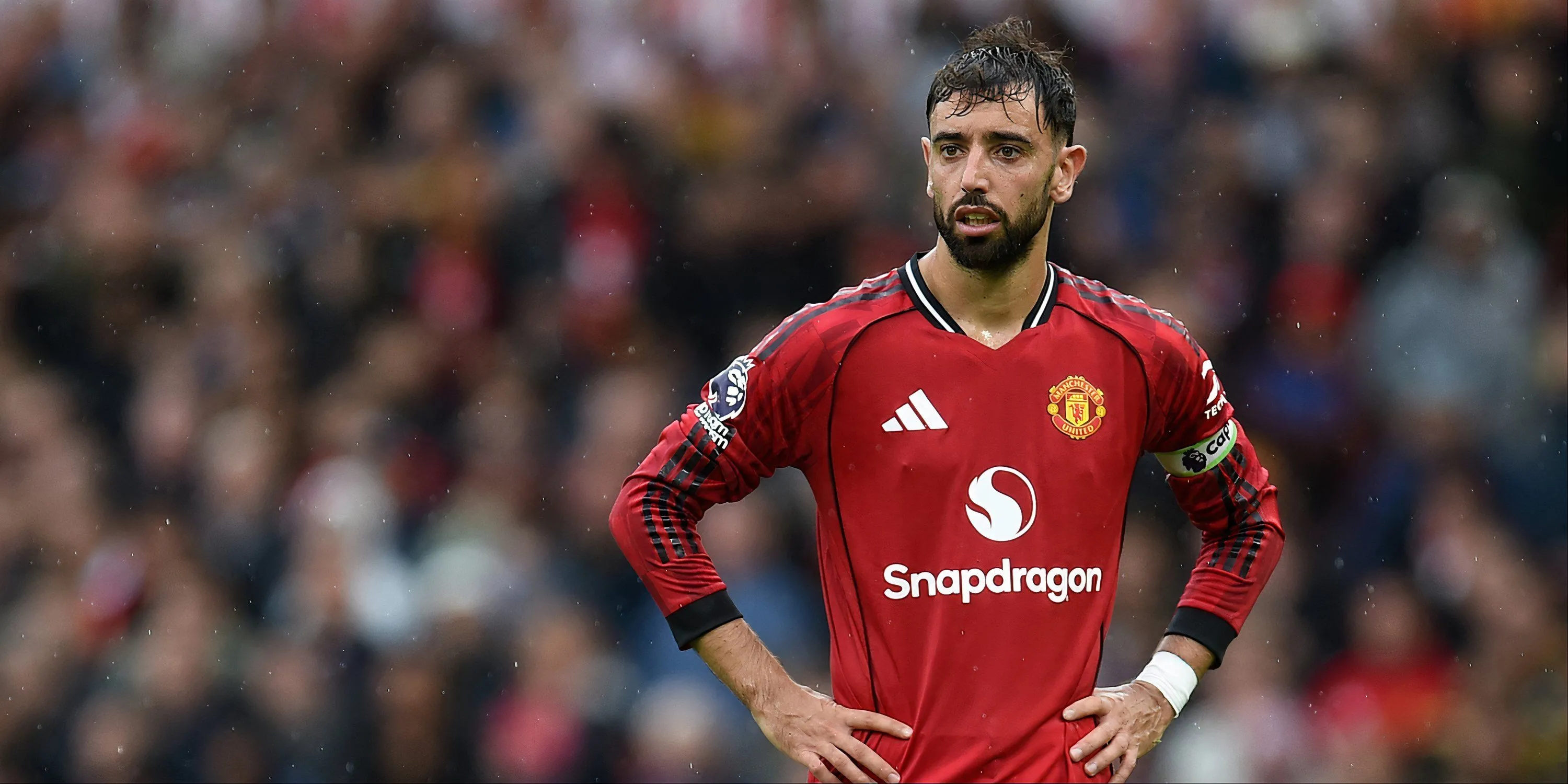Bruno Fernandes ăn mừng bàn thắng, khoảnh khắc bùng nổ của đội trưởng Manchester United, biểu tượng cho tinh thần chiến đấu không ngừng nghỉ.