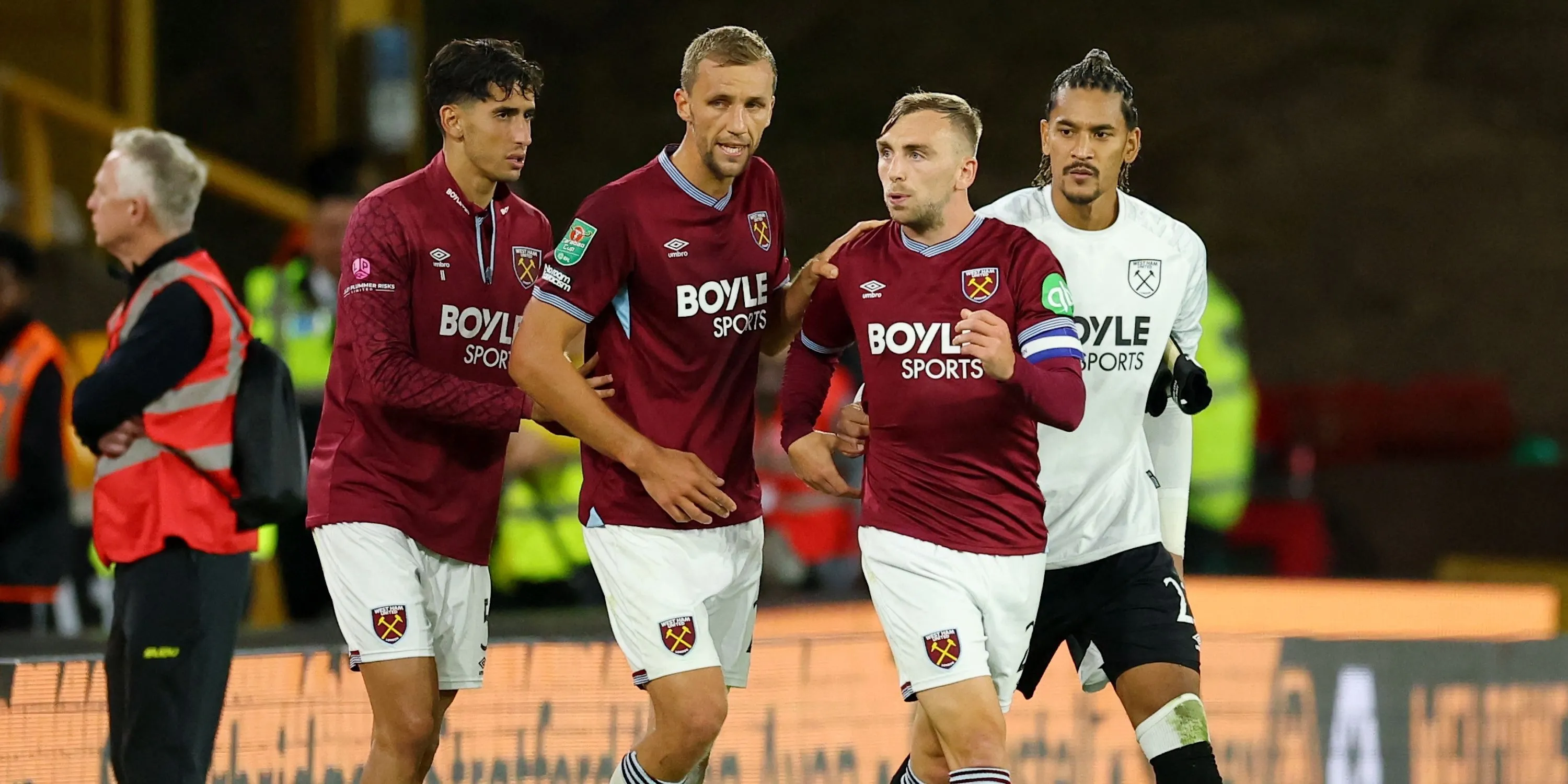 Các cầu thủ West Ham United như Jarrod Bowen, Tomas Soucek, Alphonse Areola và Nayef Aguerd cùng nhau ăn mừng, thể hiện tinh thần đoàn kết của đội bóng tại Premier League.