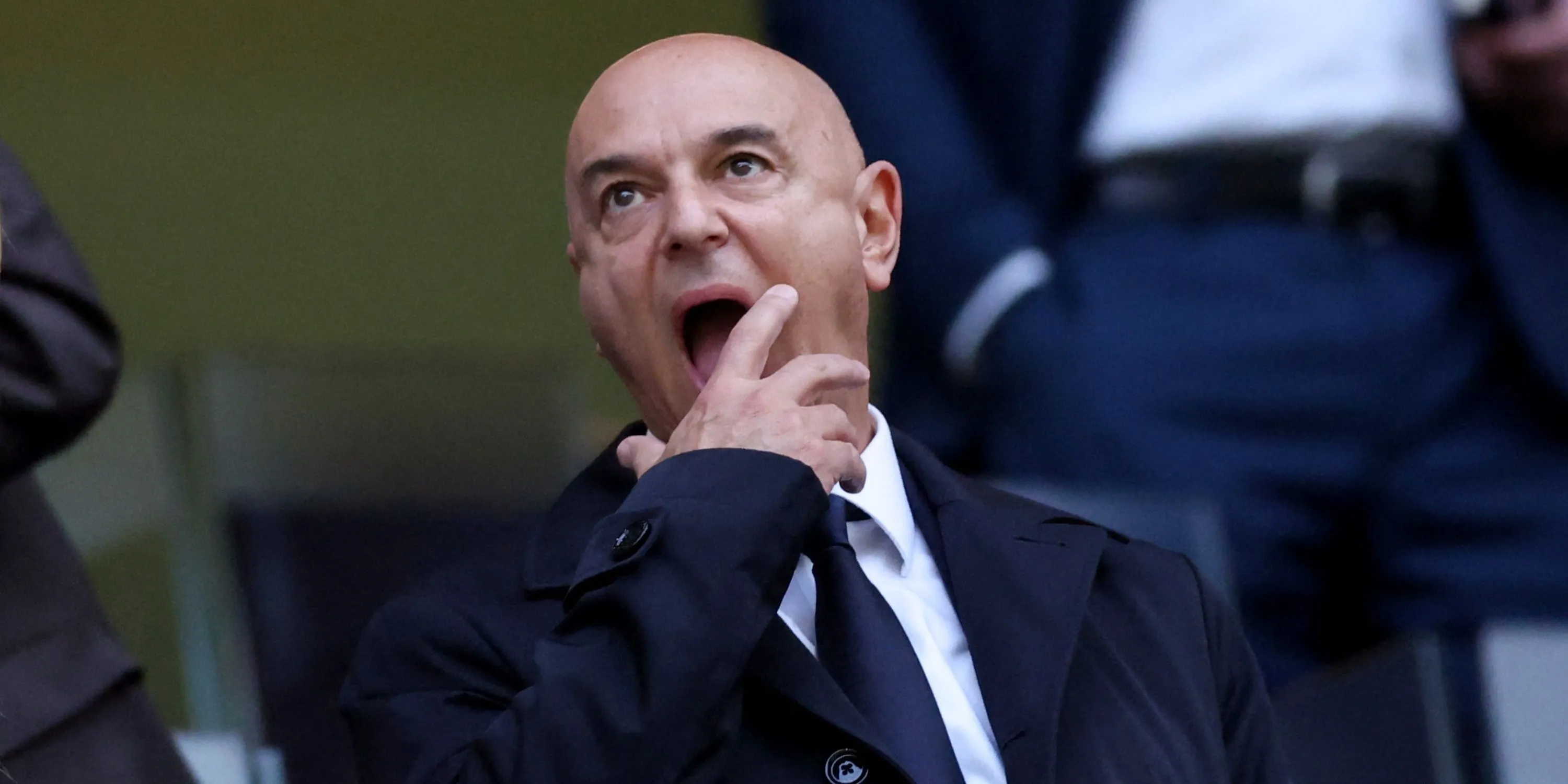Chủ tịch Daniel Levy trầm tư trên khán đài Tottenham Hotspur Stadium trong một trận đấu Premier League