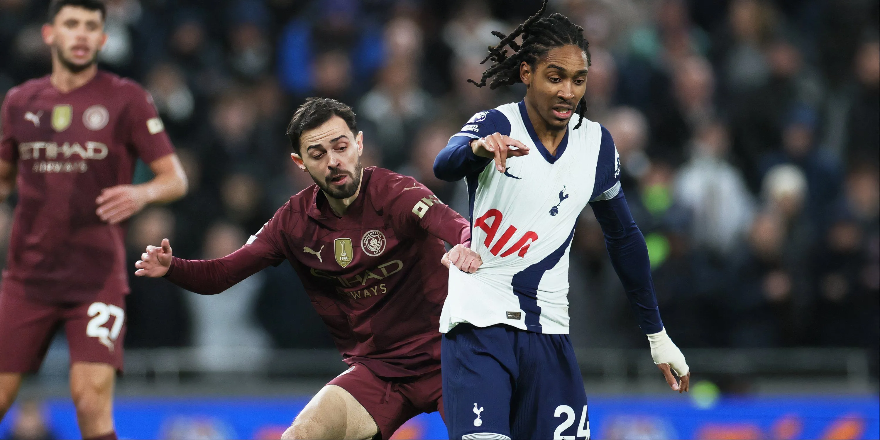 Djed Spence ăn mừng sau bàn thắng đầu tiên tại Premier League cho Tottenham