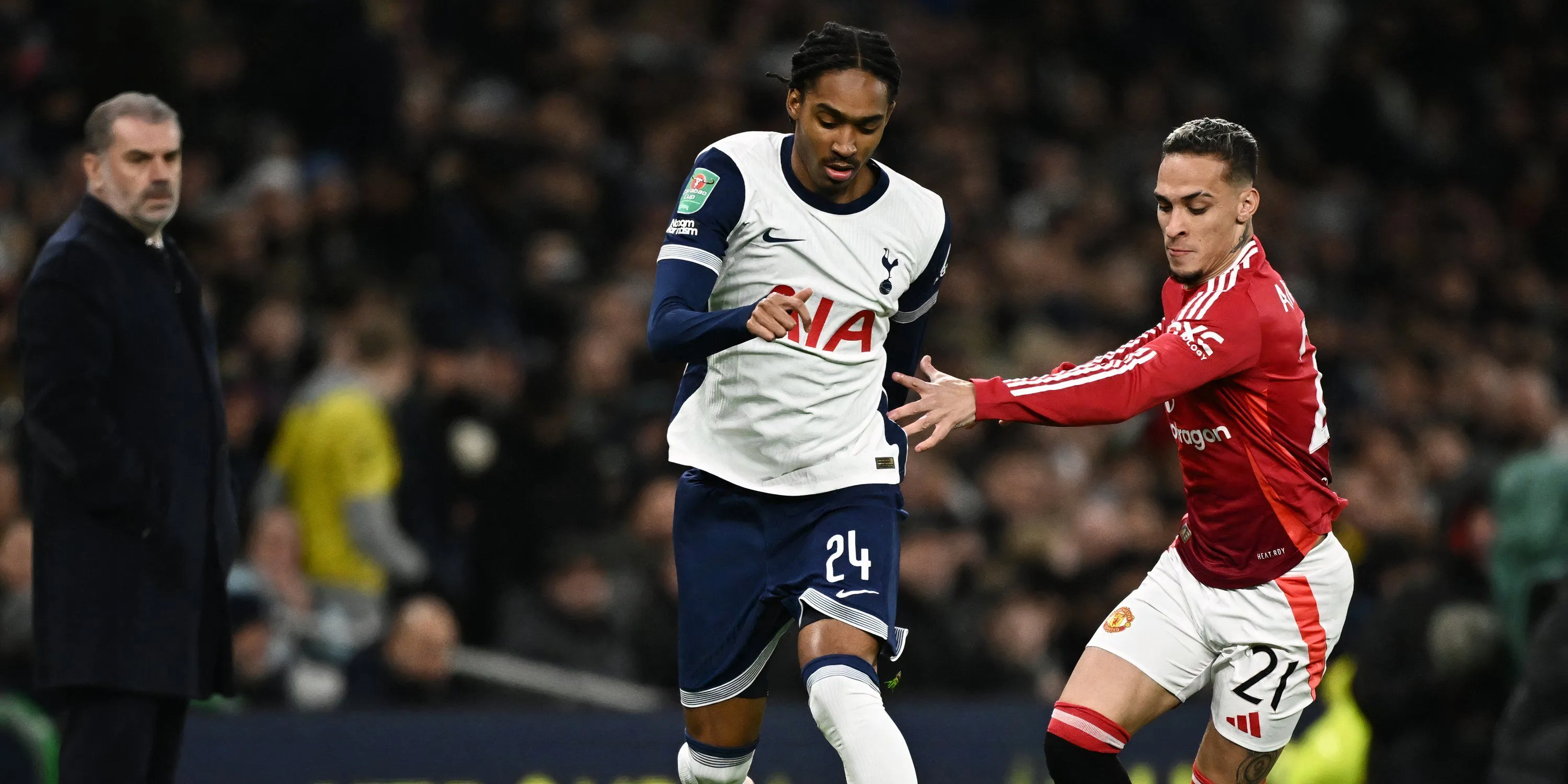 Djed Spence trong màu áo Tottenham, đối đầu Man United