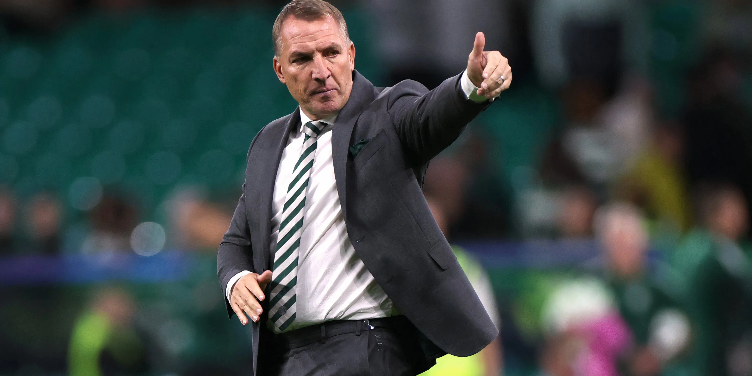 Huấn luyện viên Brendan Rodgers trầm tư trên băng ghế chỉ đạo của Celtic.