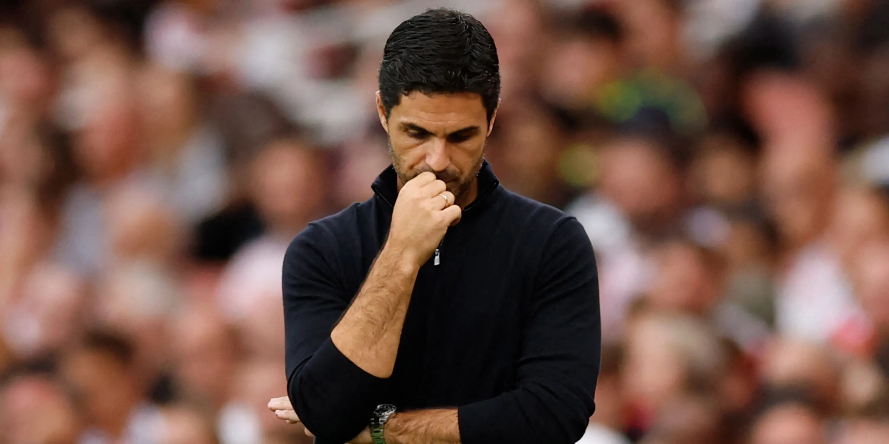 Huấn luyện viên Mikel Arteta đứng lặng lẽ trên sân Emirates trước áp lực vô địch Premier League cùng Arsenal.
