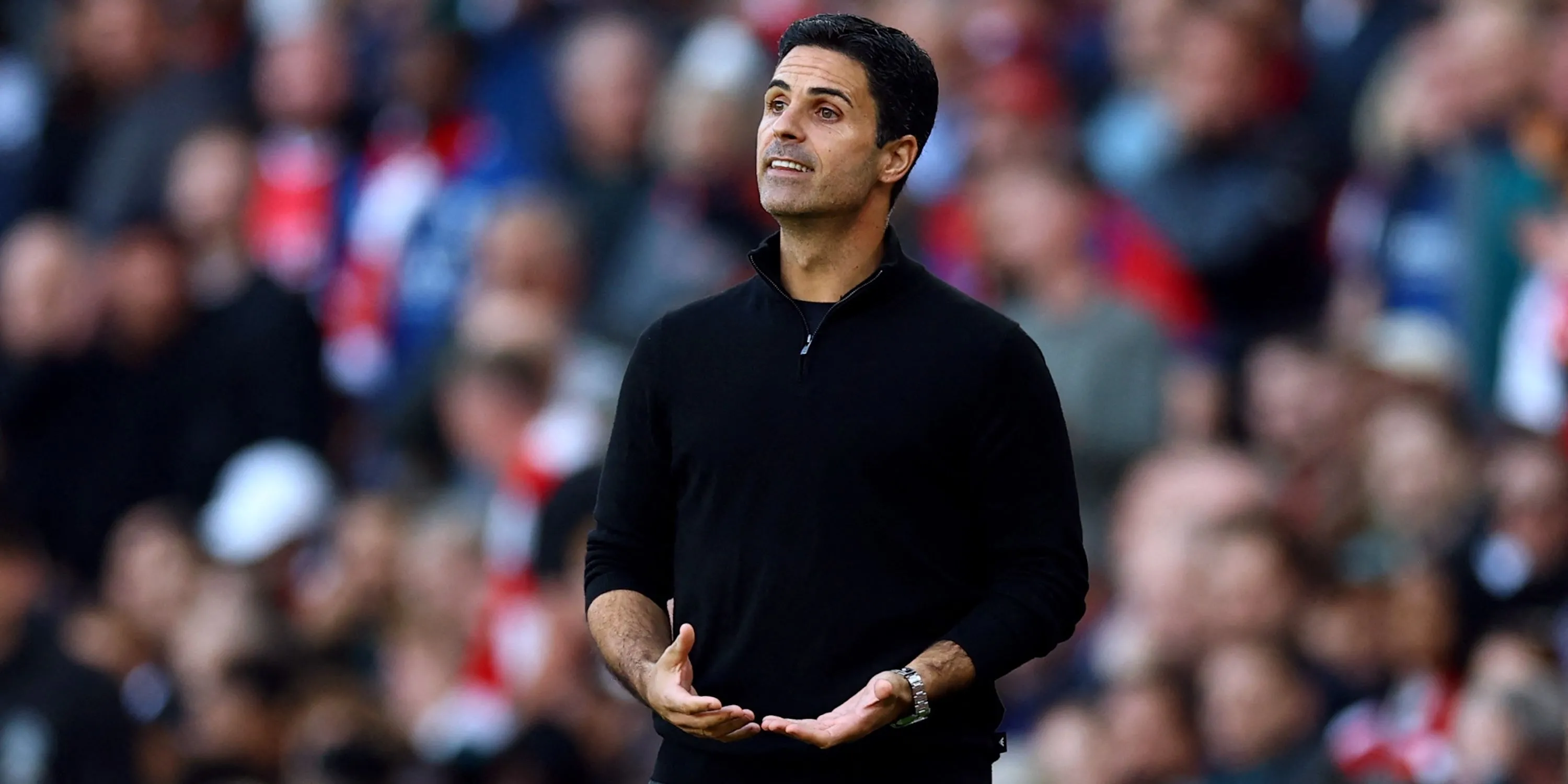 Huấn luyện viên Mikel Arteta với biểu cảm đầy suy tư bên đường pitch trong trận đấu quan trọng của Arsenal