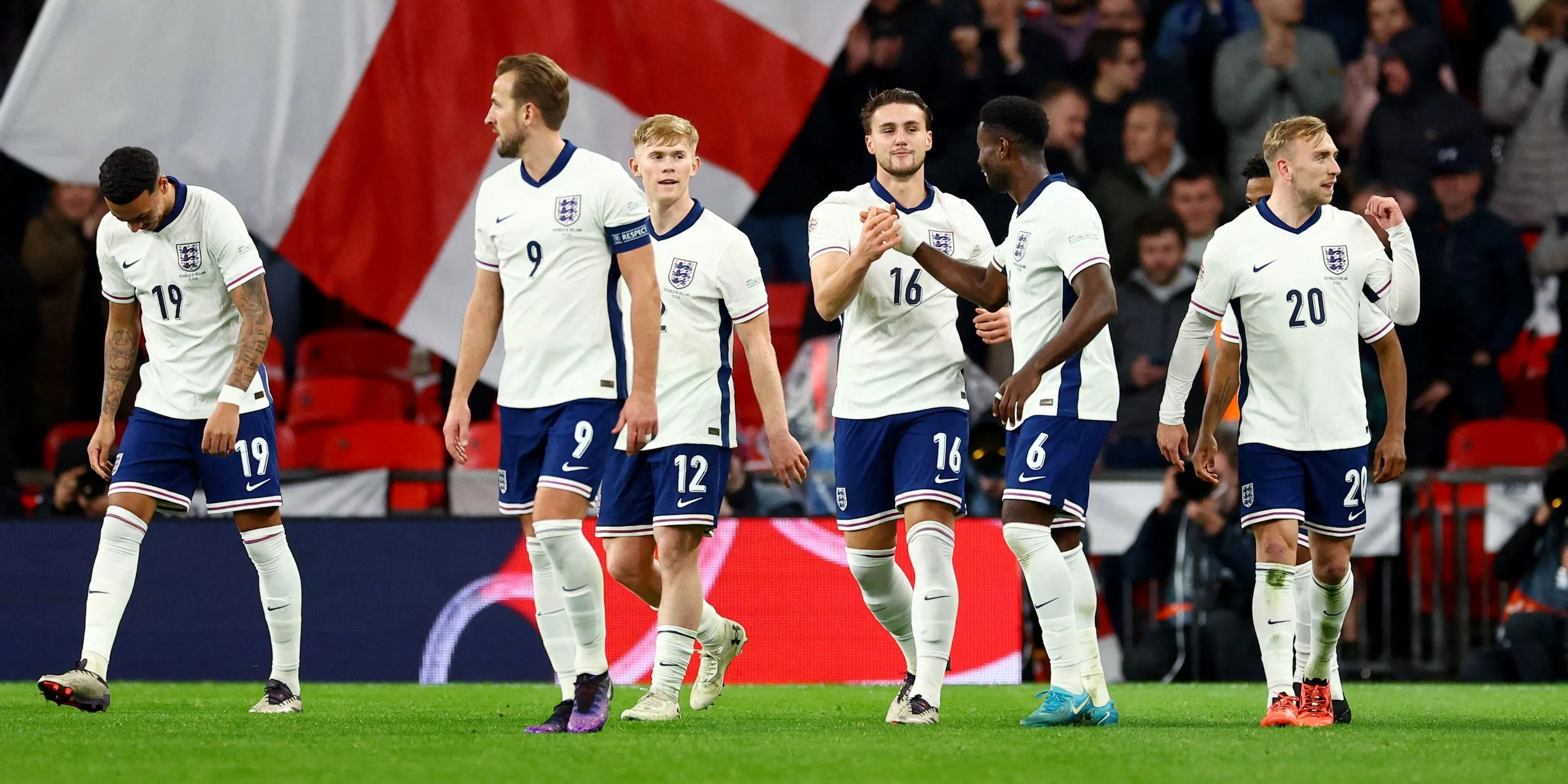 Marc Guehi cùng đồng đội tuyển Anh ăn mừng bàn thắng