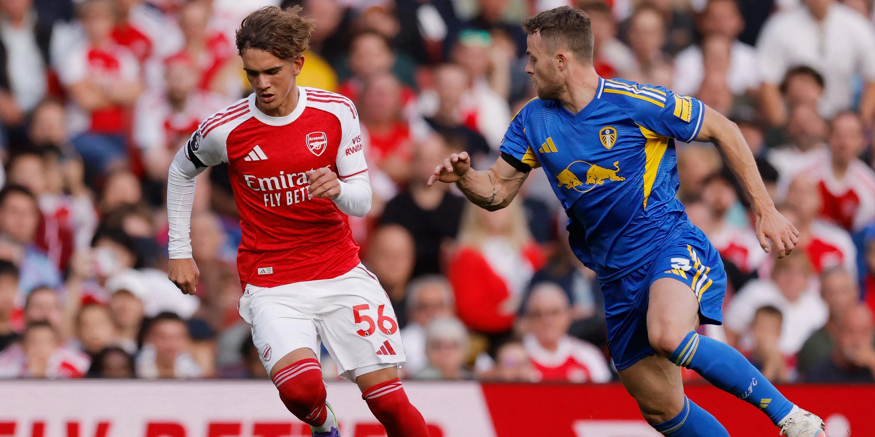 Max Dowman (Arsenal) bị cầu thủ Leeds United truy cản, chứng minh kỹ năng đi bóng vượt trội