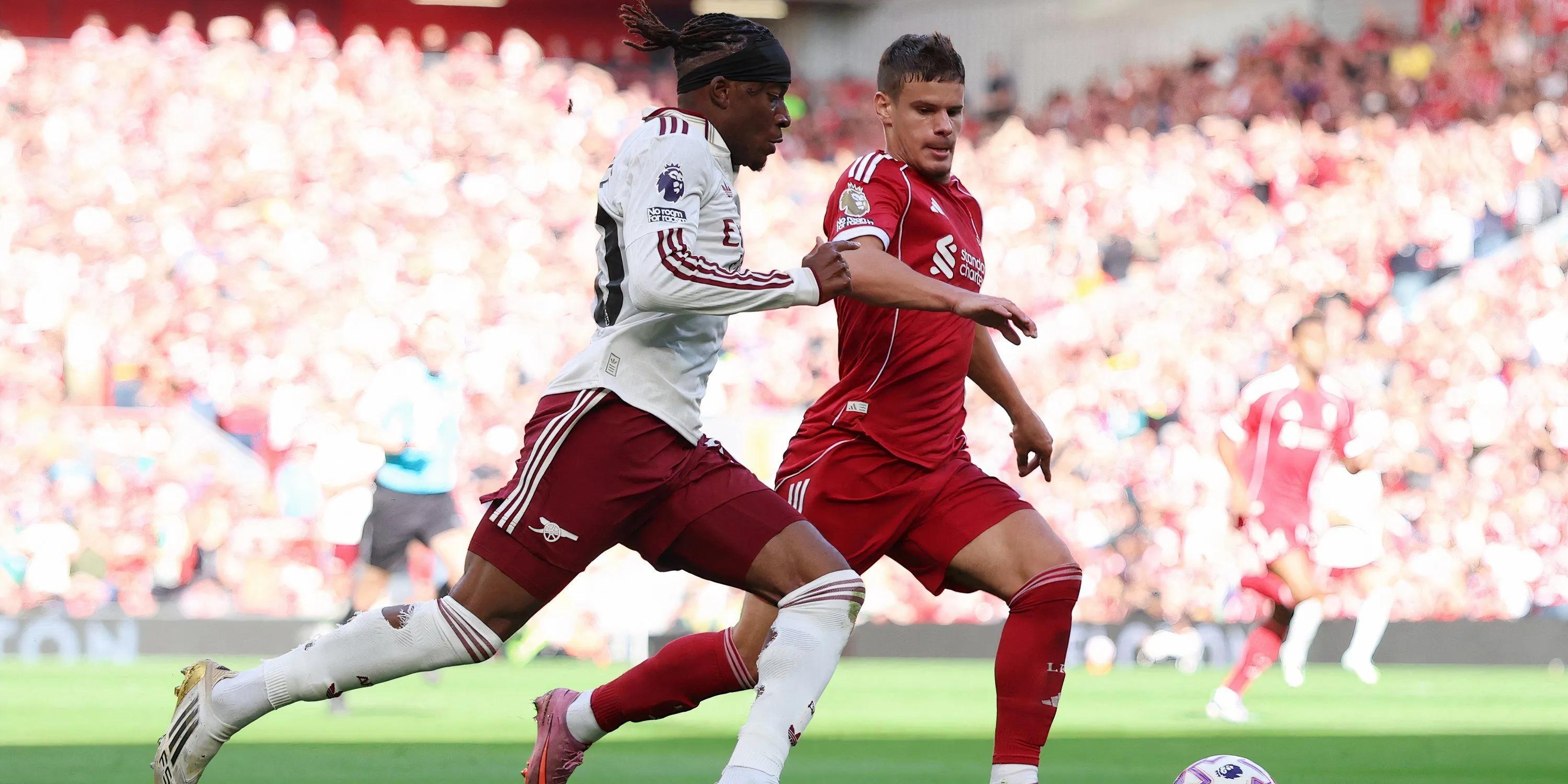 Noni Madueke (Arsenal) đối đầu Milos Kerkez (Liverpool) trong một pha tranh chấp quyết liệt tại Anfield