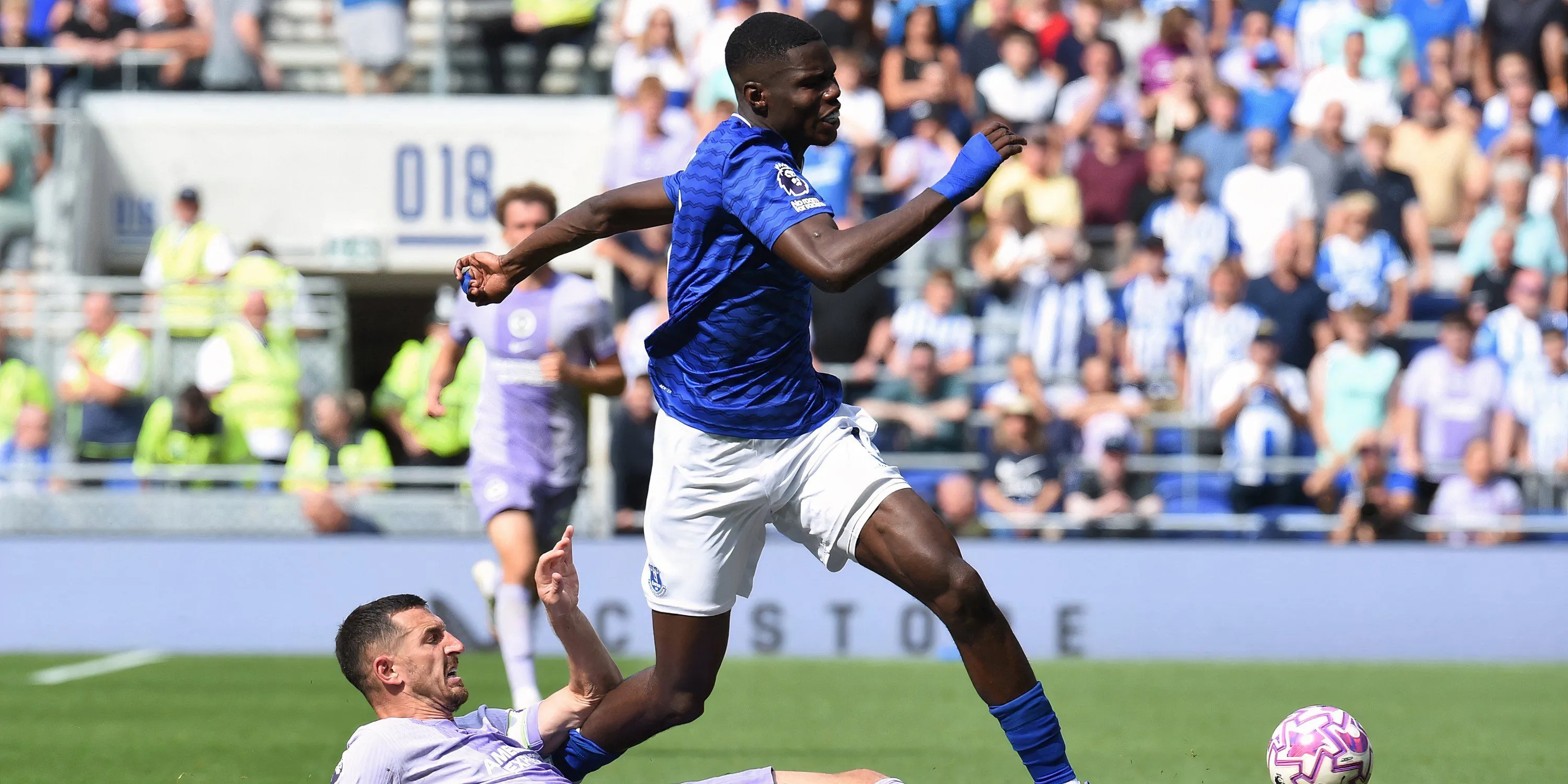 Tân binh Thierno Barry trong màu áo Everton, tiền đạo trẻ đầy hứa hẹn