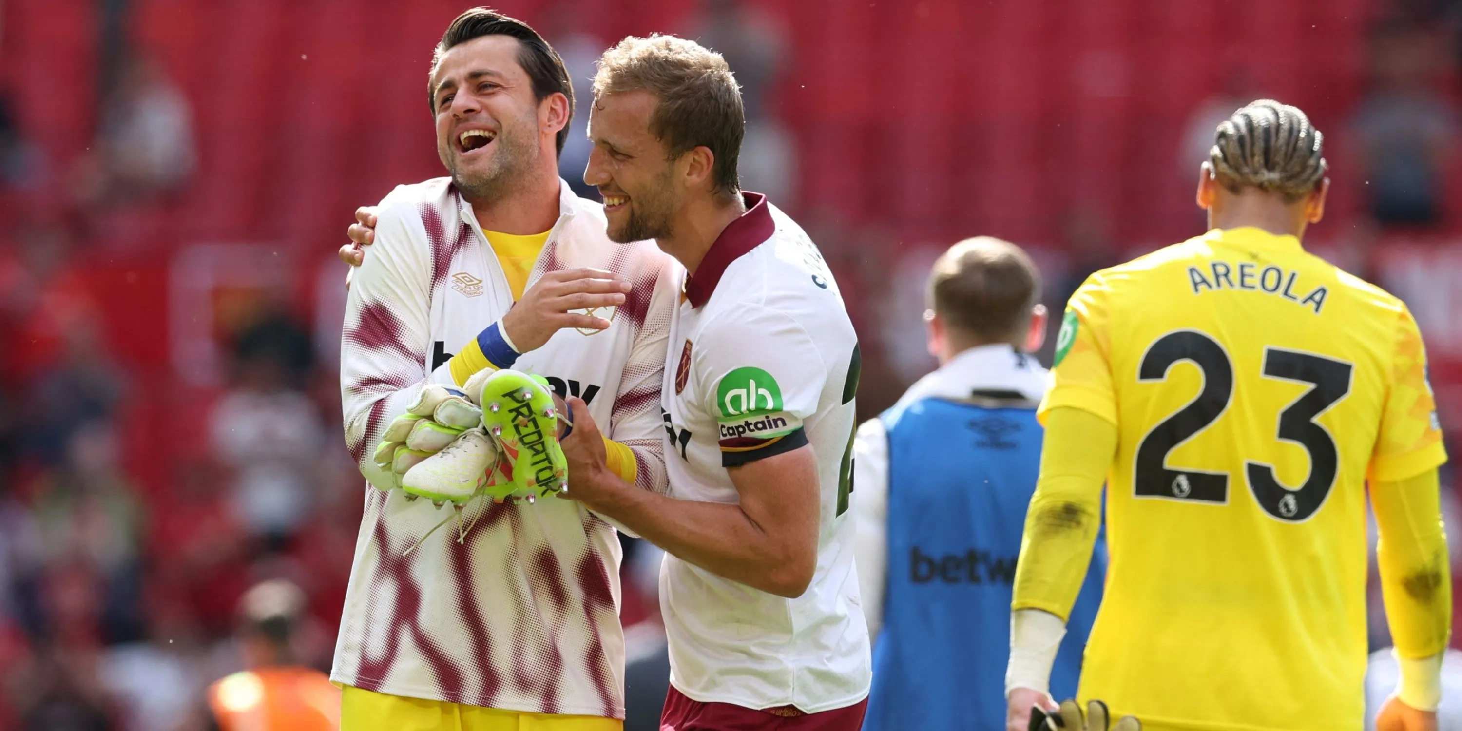 Thủ môn Lukasz Fabianski trong màu áo West Ham United tại Premier League, biểu tượng cho sự trở lại đầy bất ngờ và hy vọng.