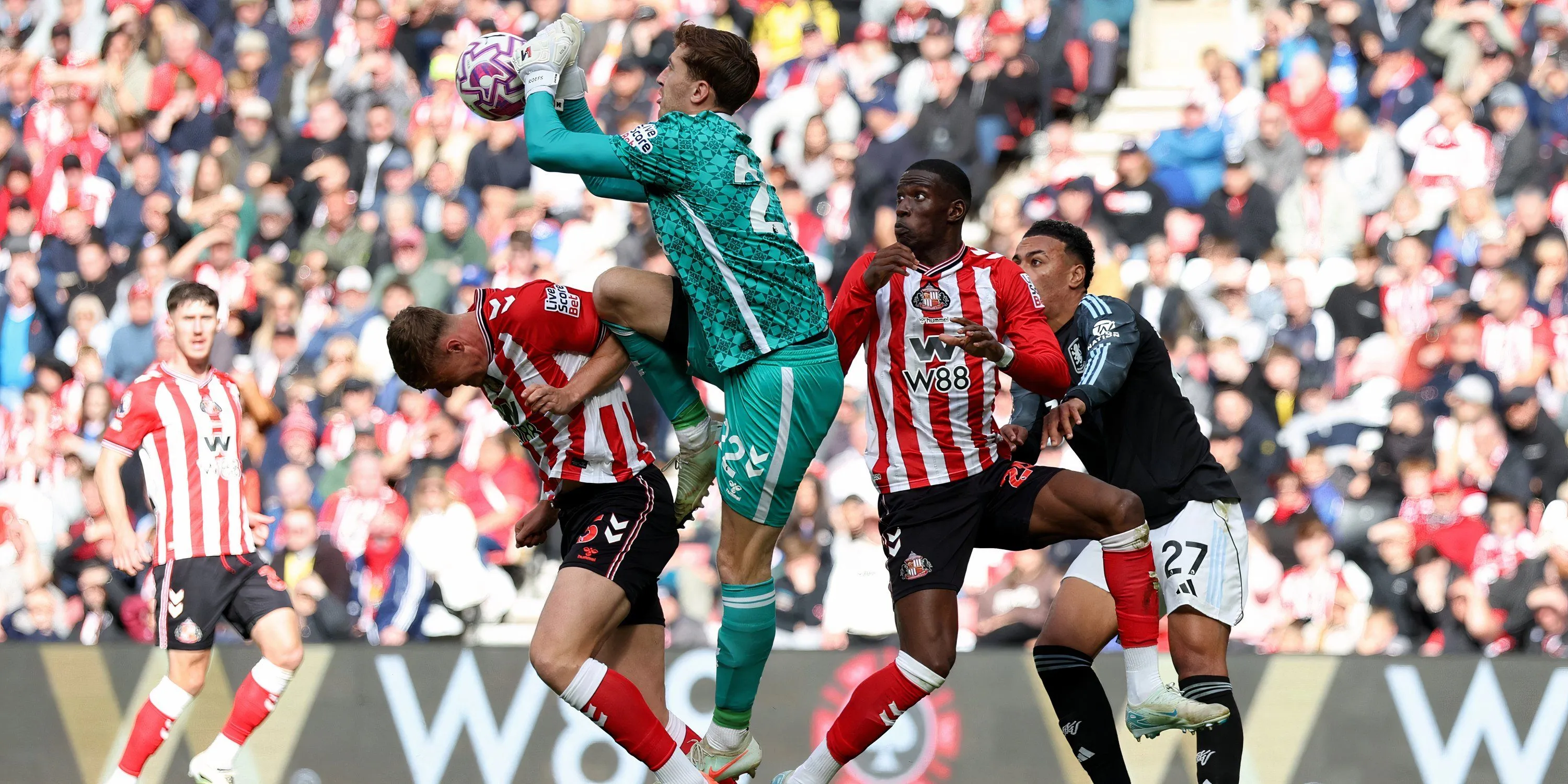 Wilson Isidor ăn mừng bàn thắng quan trọng của Sunderland tại Premier League
