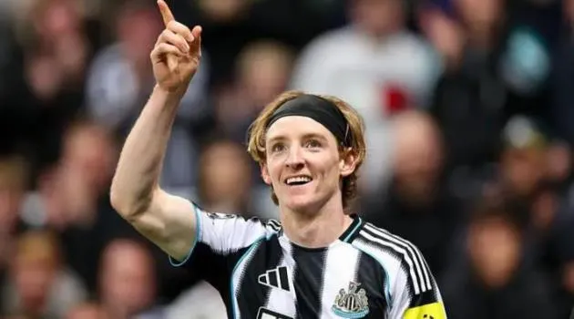 Anthony Gordon ăn mừng bàn thắng trong trận đấu ở Champions League, hình ảnh thể hiện tinh thần và sự bùng nổ của cầu thủ Newcastle.