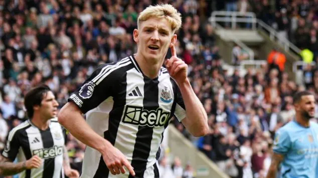 Anthony Gordon trong một pha tranh chấp, biểu tượng cho phong độ và quyết tâm của cầu thủ Newcastle tại cả Champions League lẫn Ngoại hạng Anh.