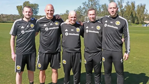 Ban huấn luyện trên băng ghế chỉ đạo: HLV trưởng, GĐKT và trợ lý phối hợp công việc chuyên môn.