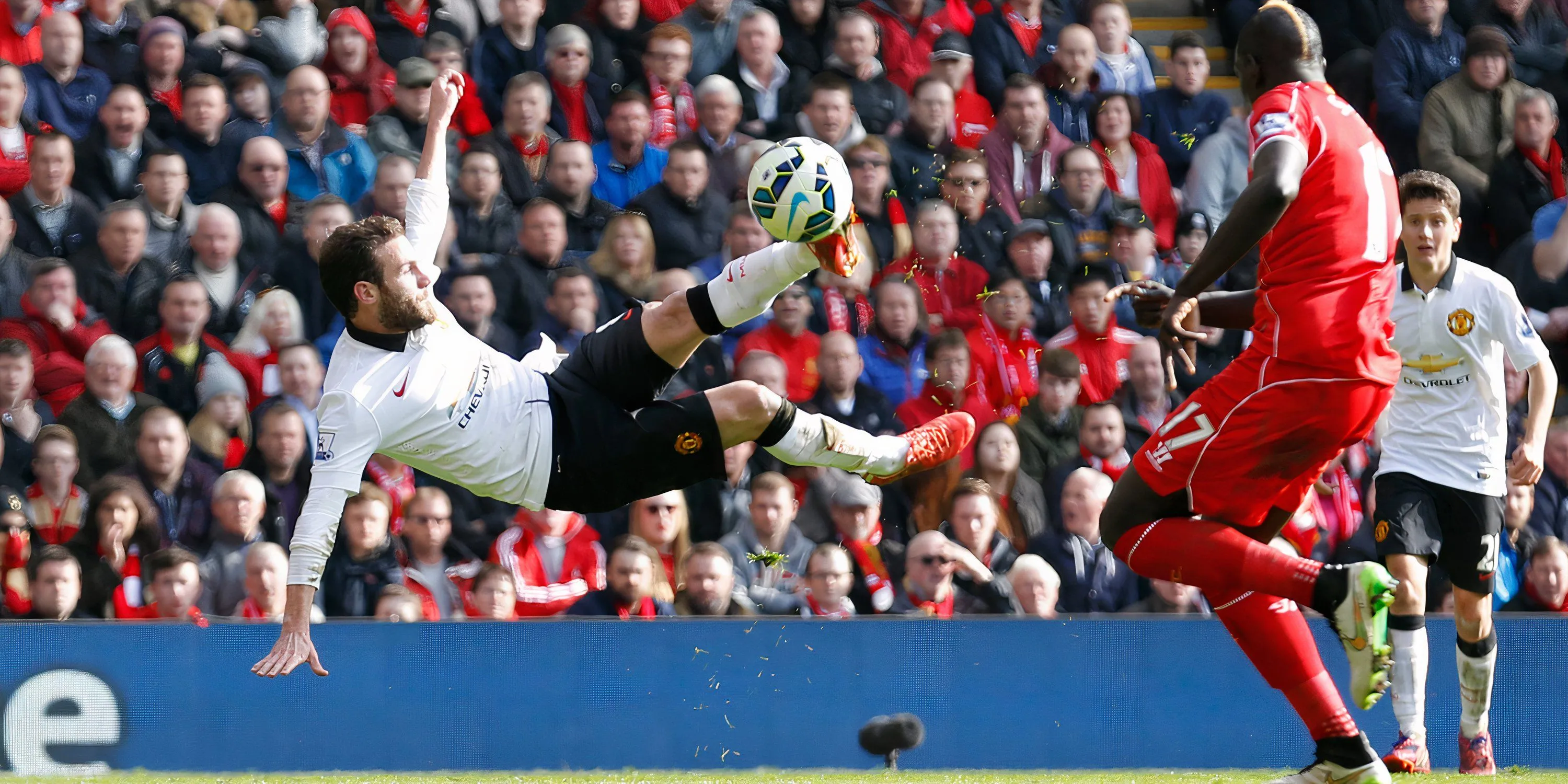 Bàn thắng kinh điển của Juan Mata tại Anfield năm 2015
