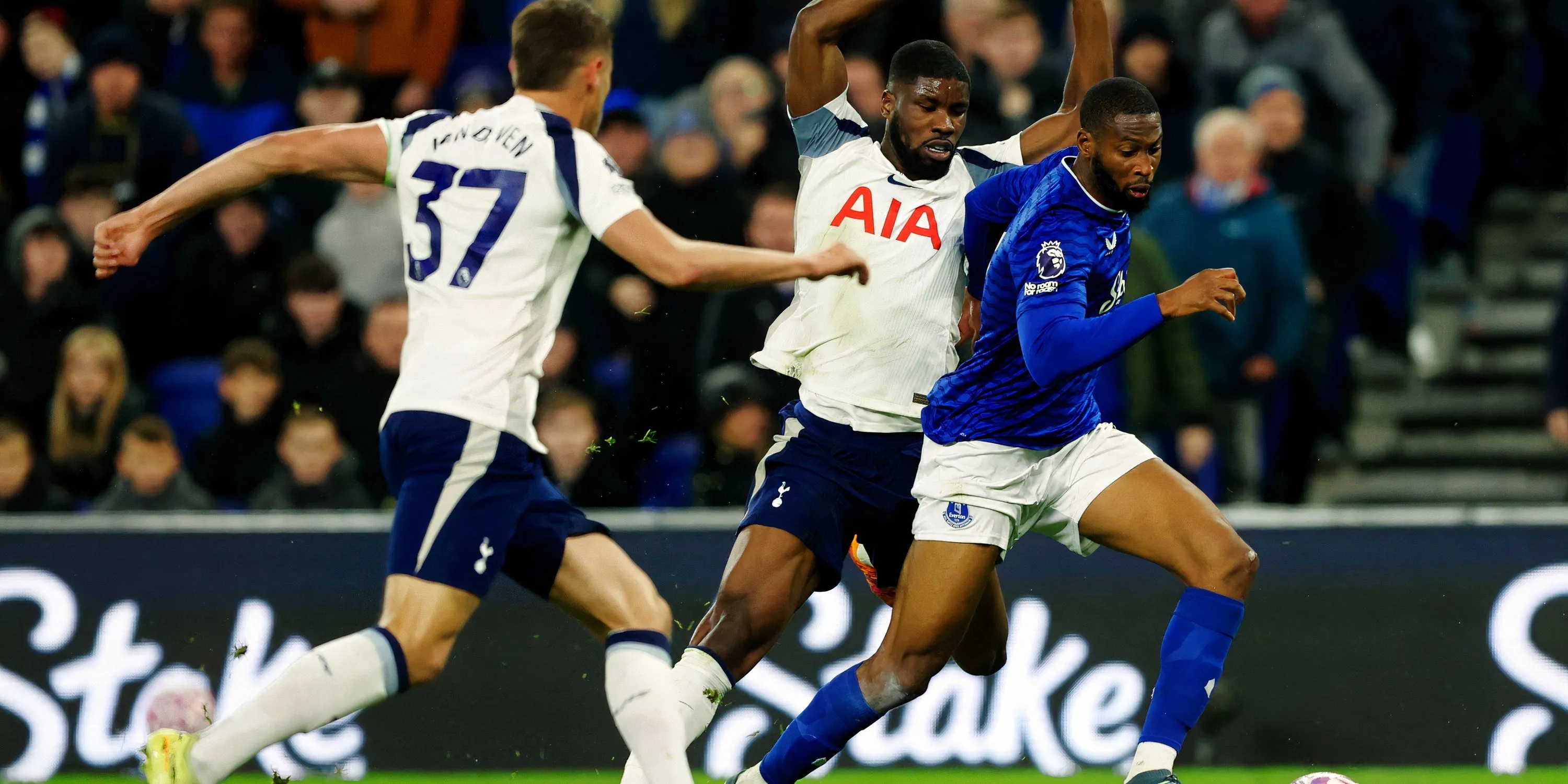 Beto lặng lẽ sau trận Everton vs Tottenham, tiền đạo Everton bị chỉ trích vì thiếu bàn thắng