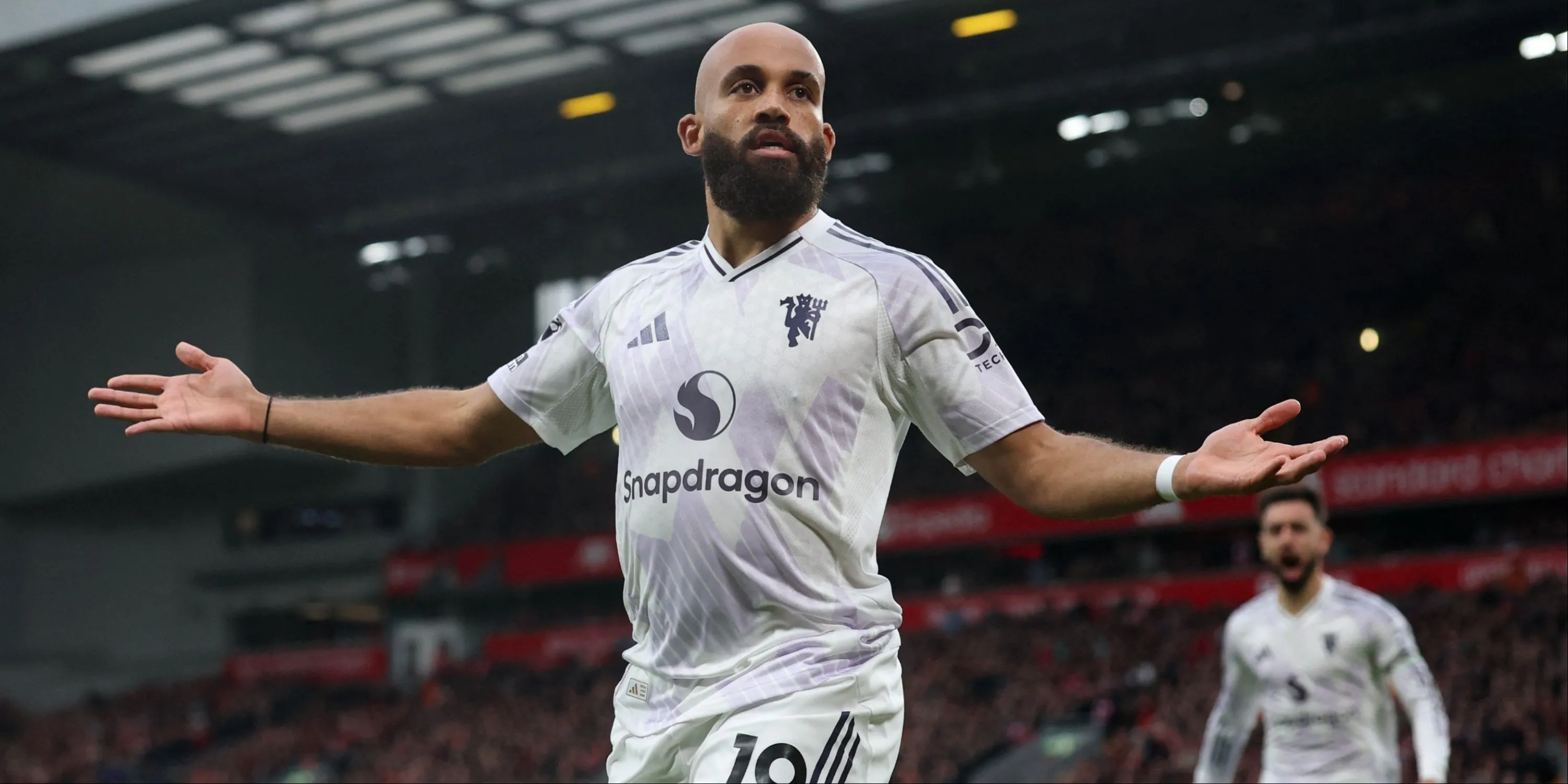 Bryan Mbeumo ăn mừng cú đúp cho Man United trước Brighton, tân binh chạy cắt như van Persie