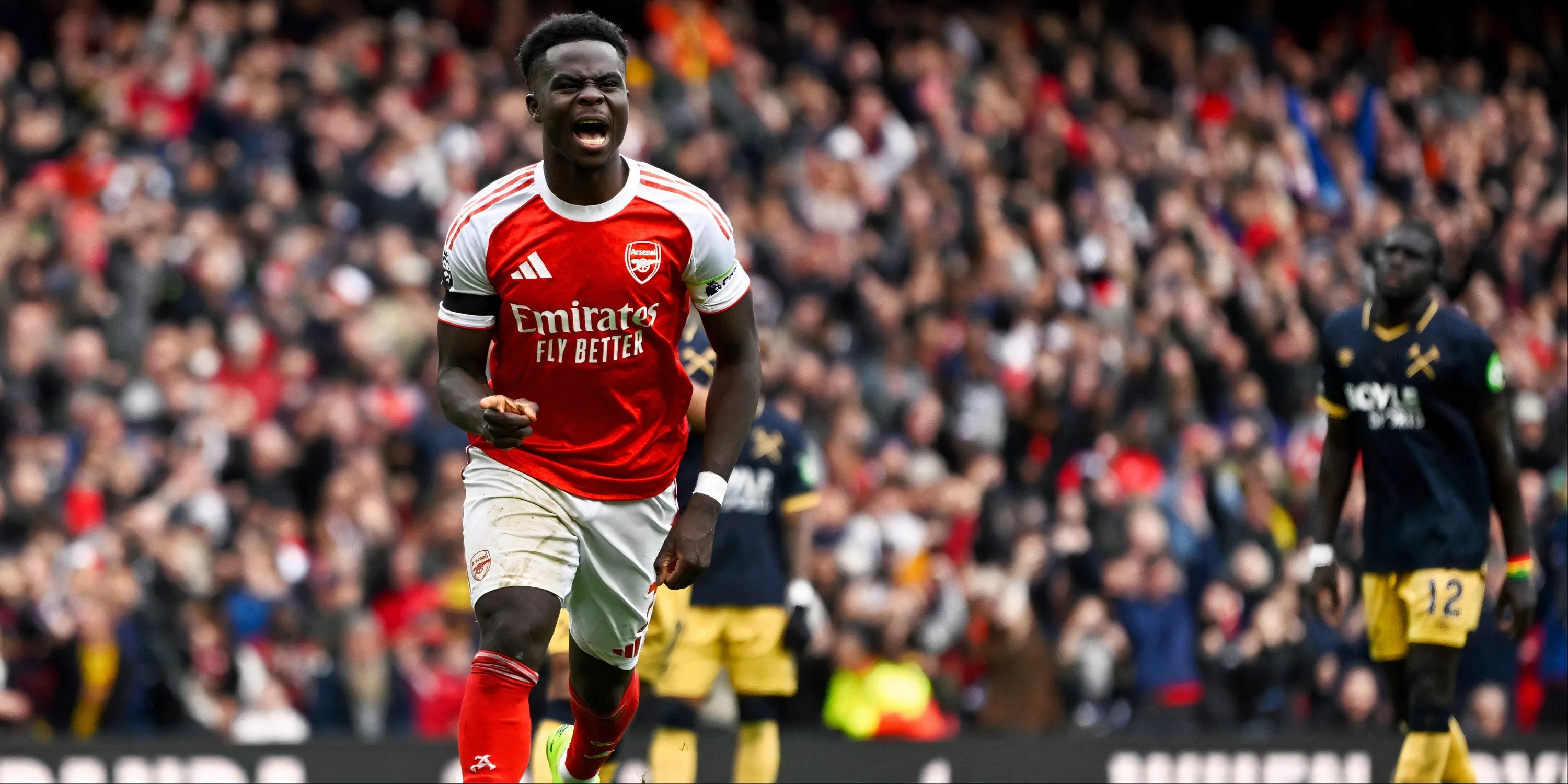 Bukayo Saka thi đấu cho Arsenal