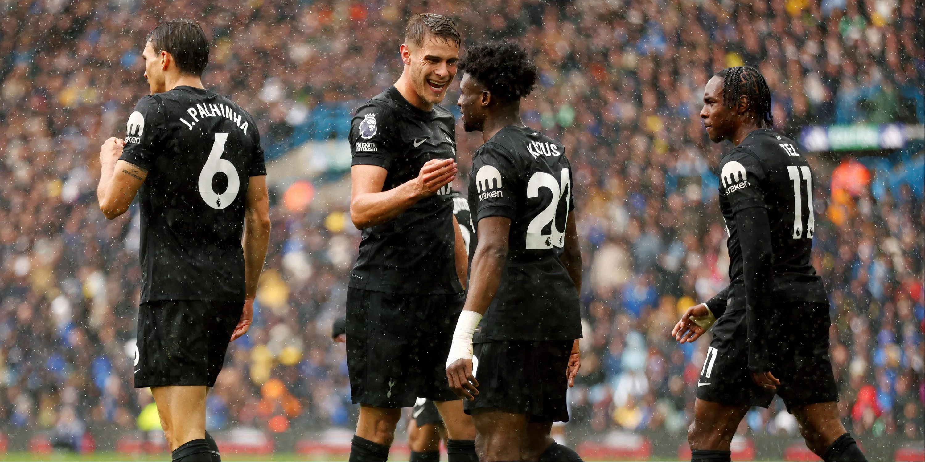 Các cầu thủ Tottenham ăn mừng bàn thắng, thể hiện tinh thần đồng đội