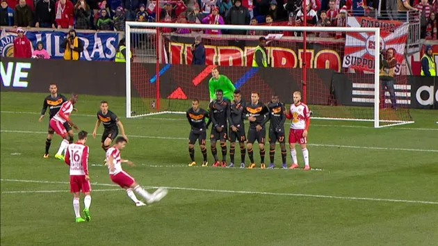 Các cú đá phạt trực tiếp là vũ khí nguy hiểm của các đội bóng, thường thay đổi cục diện trận đấu.