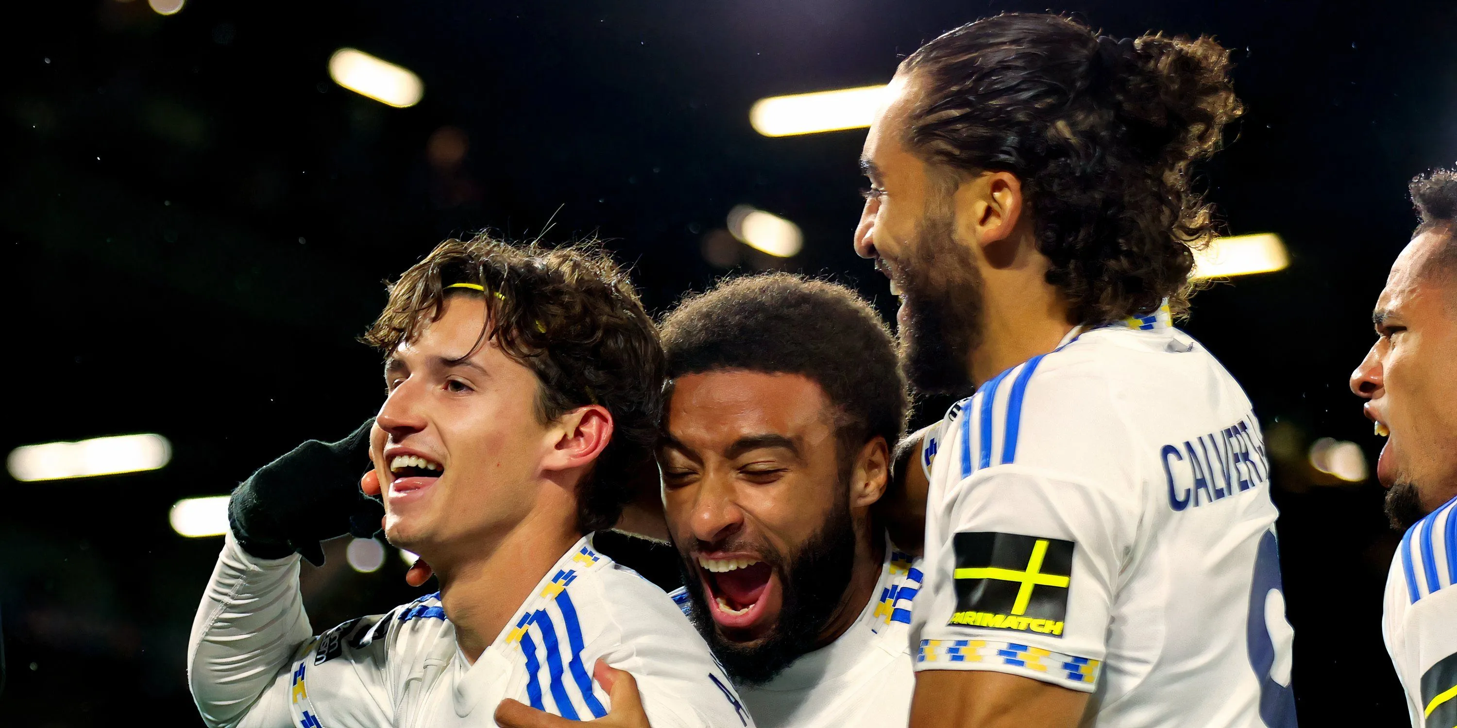 Cầu thủ Leeds ăn mừng sau bàn thắng vào lưới West Ham, khung cảnh tại Elland Road